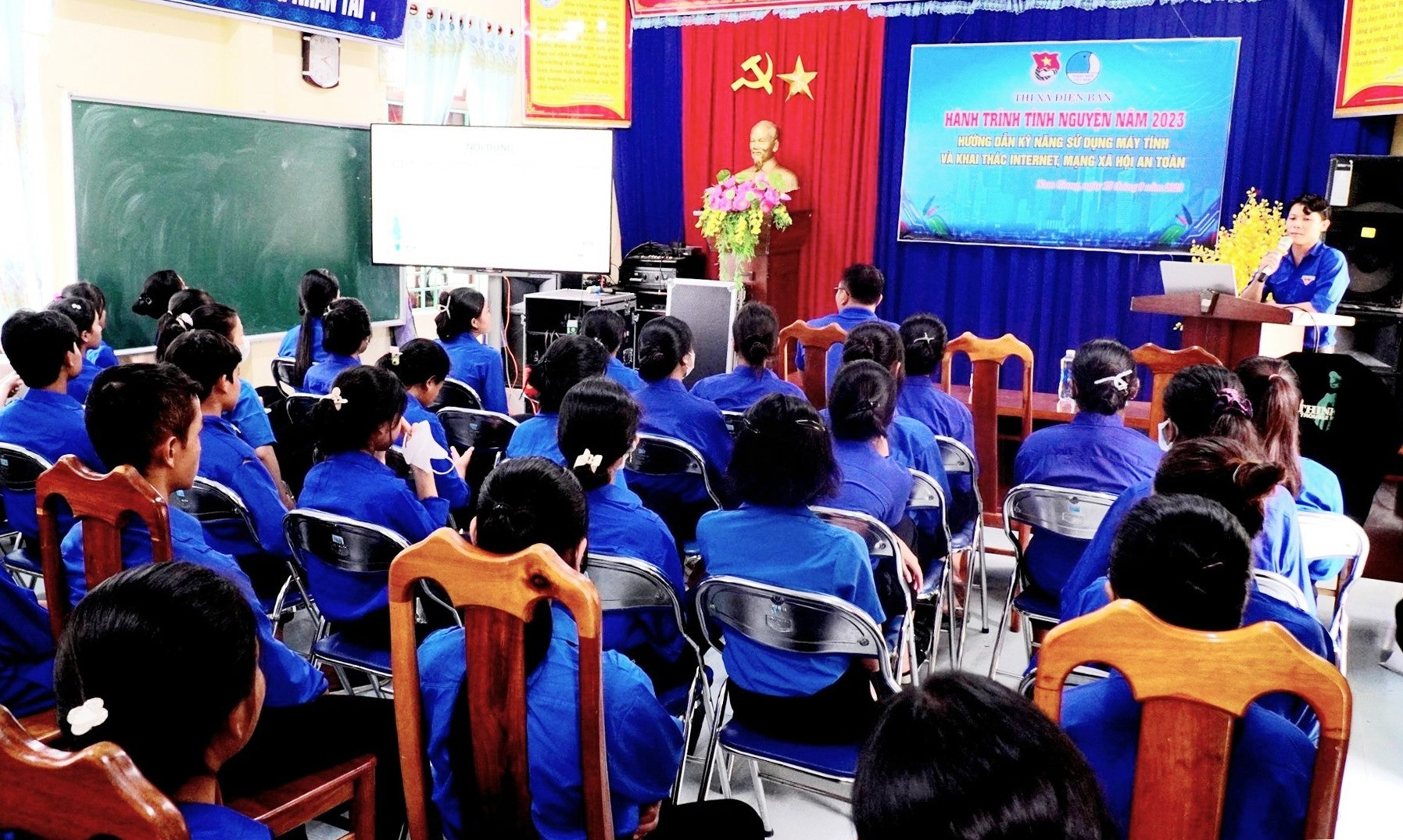 Học sinh Trường THPT Nguyễn Văn Trỗi (xã La Dêê) tham dự lớp hướng dẫn sử dụng internet an toàn. Ảnh: PV