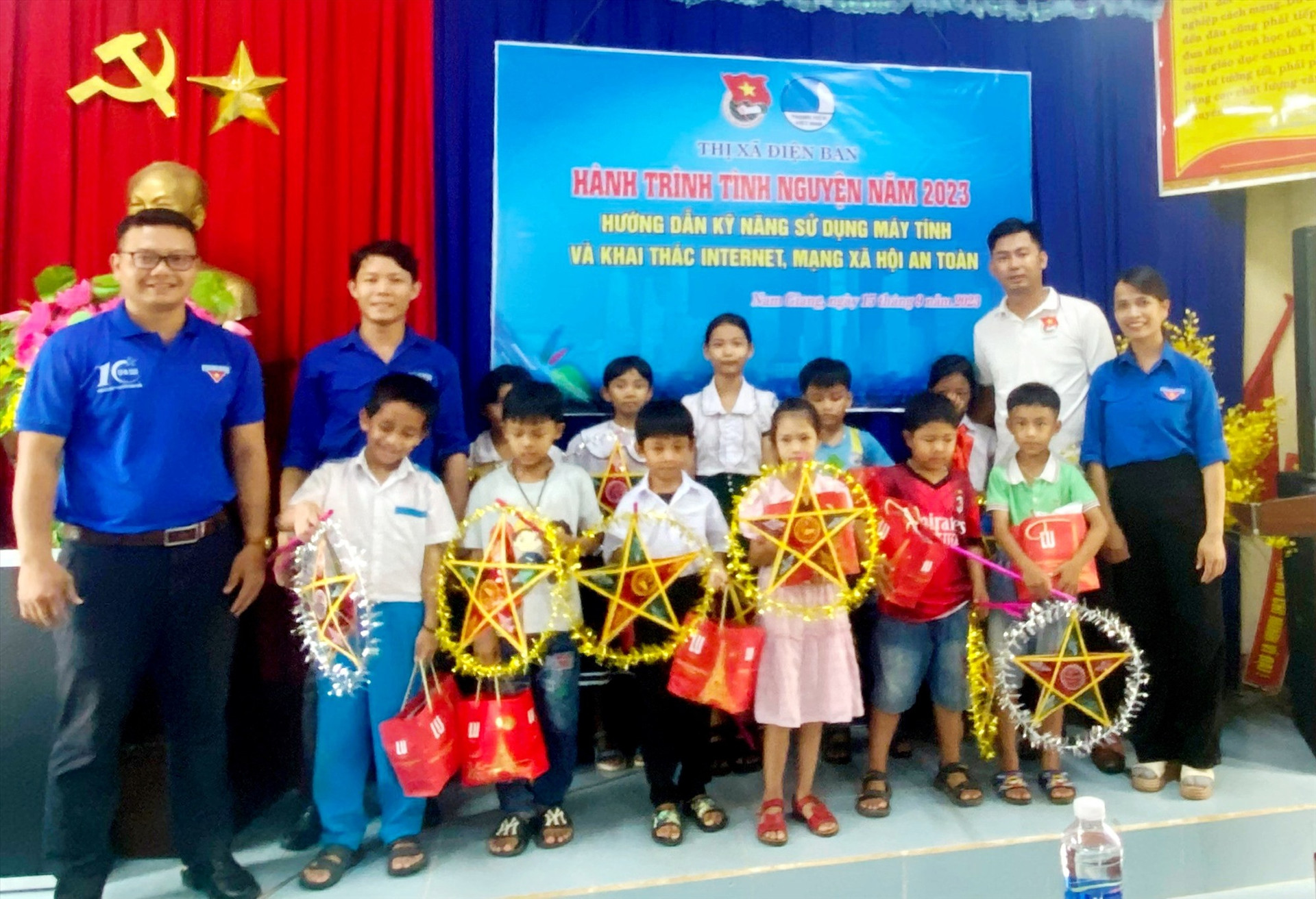 Thị đoàn, Hội LHTN Việt Nam thị xã tặng quà trung thu cho học sinh. Ảnh: PV