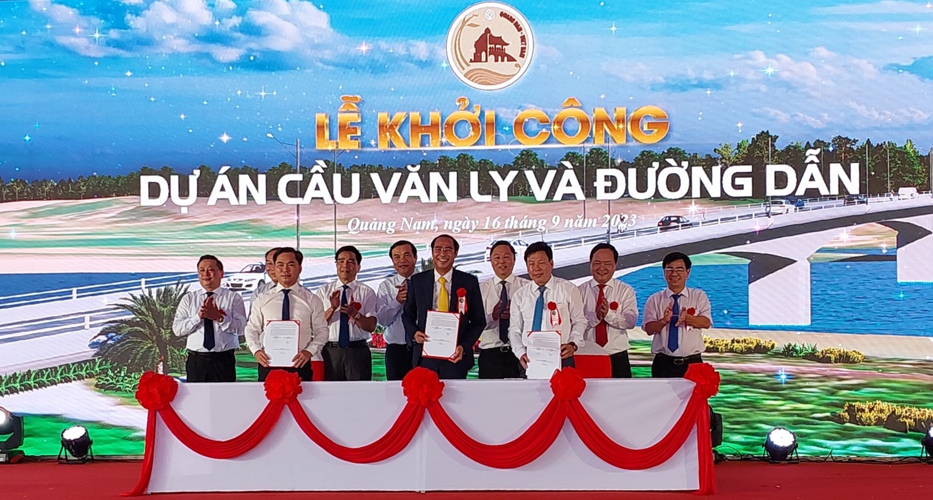 Lãnh đạo các địa phương trong vùng dự án ký cam kết giải phóng mặt bằng