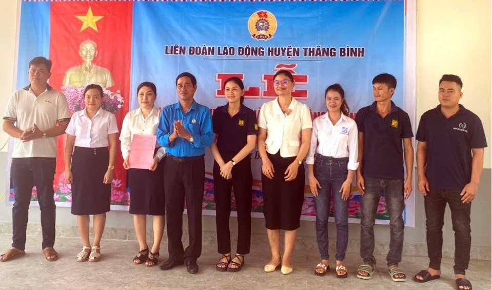 Lãnh đạo LĐLĐ huyện Thăng Bình trao quyết định thành lập CĐCS Công ty Cổ phần thủy sản Dương Hùng Miền Trung.