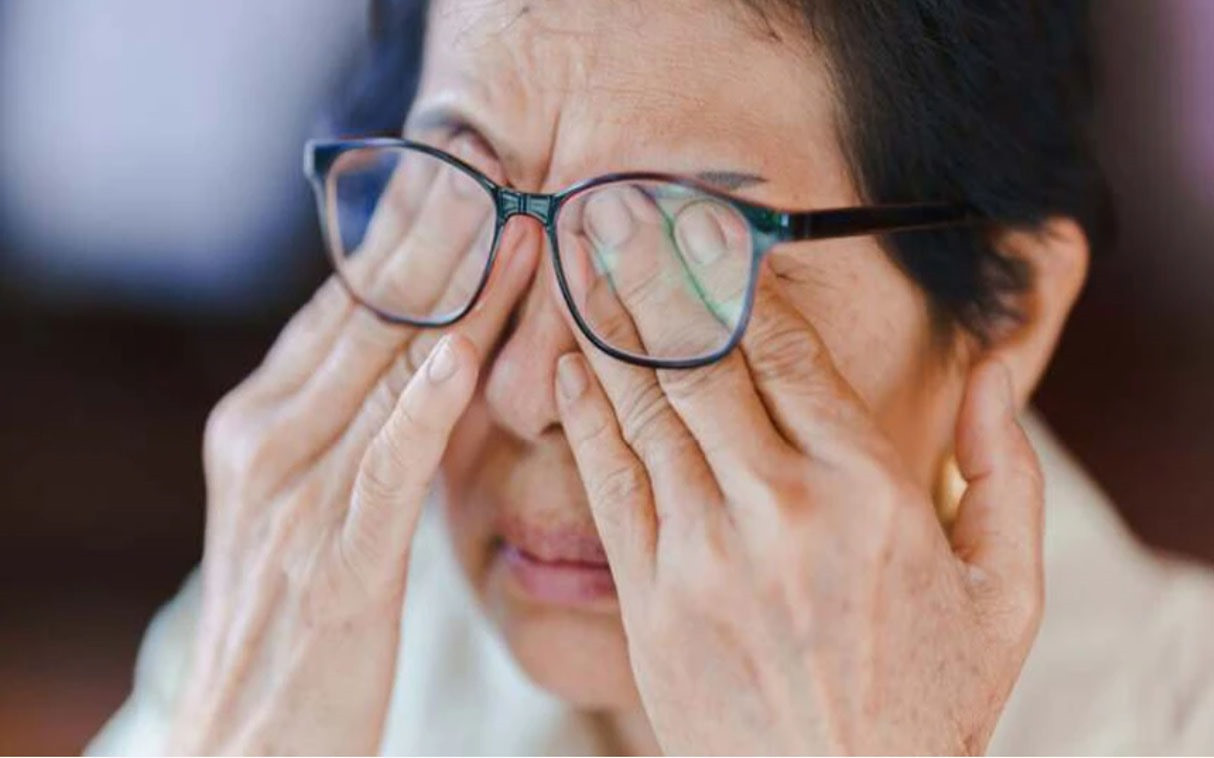 Người già dễ bị đột quỵ mắt hơn (Ảnh: Internet)