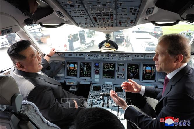 Nhà lãnh đạo Triều Tiên Kim Jong-un (trái) thăm nhà máy sản xuất máy bay Yuri Gagarin ở thành phố Komsomolsk-on-Amur, vùng Viễn Đông (Nga). Ảnh: YONHAP/TTXVN