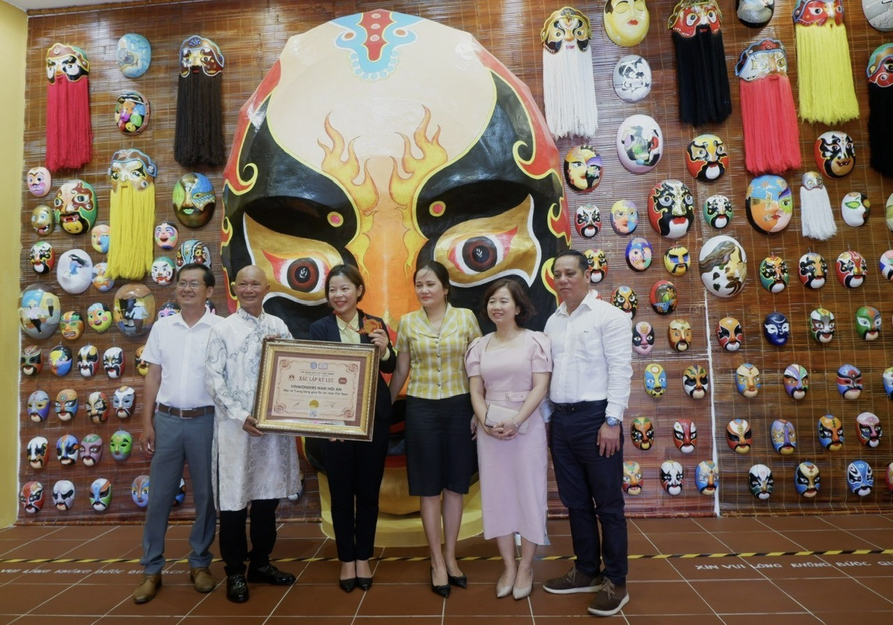 Công bố kỷ lục “Mặt nạ tuồng bằng giấy dó lớn nhất Việt Nam“. Ảnh: X.H