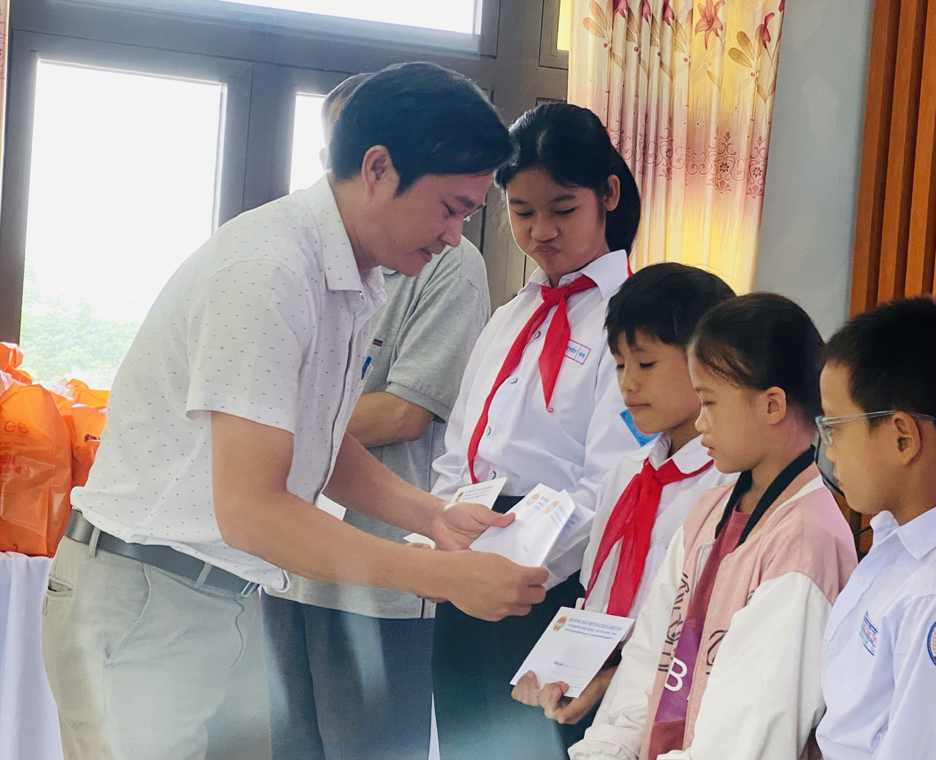Nhiều năm qua Hội Nông dân Điện Bàn luôn đồng hành với học sinh có hoàn cảnh khó khăn. Ảnh: K.L
