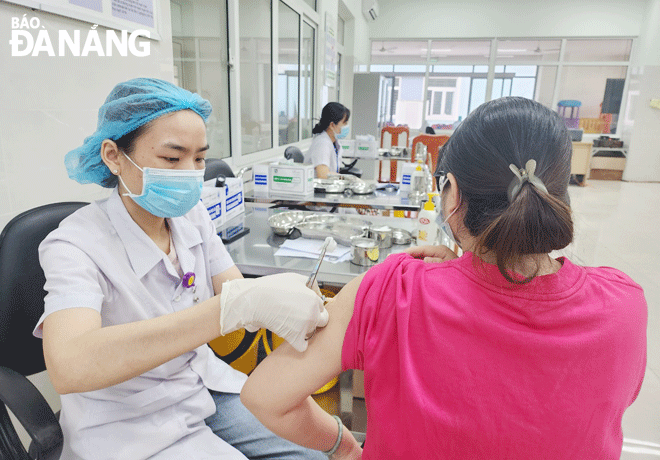 Tiêm vắc-xin phòng uốn ván cho phụ nữ mang thai tại Trung tâm Kiểm soát bệnh tật Đà Nẵng. Ảnh: PHAN CHUNG