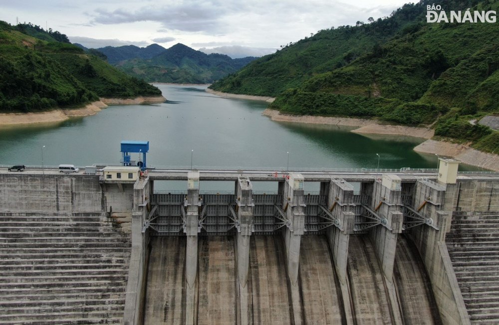 Mực nước trong hồ thủy điện Sông Bung 4 đã hạ thấp xuống mực nước chết. Ảnh: PV