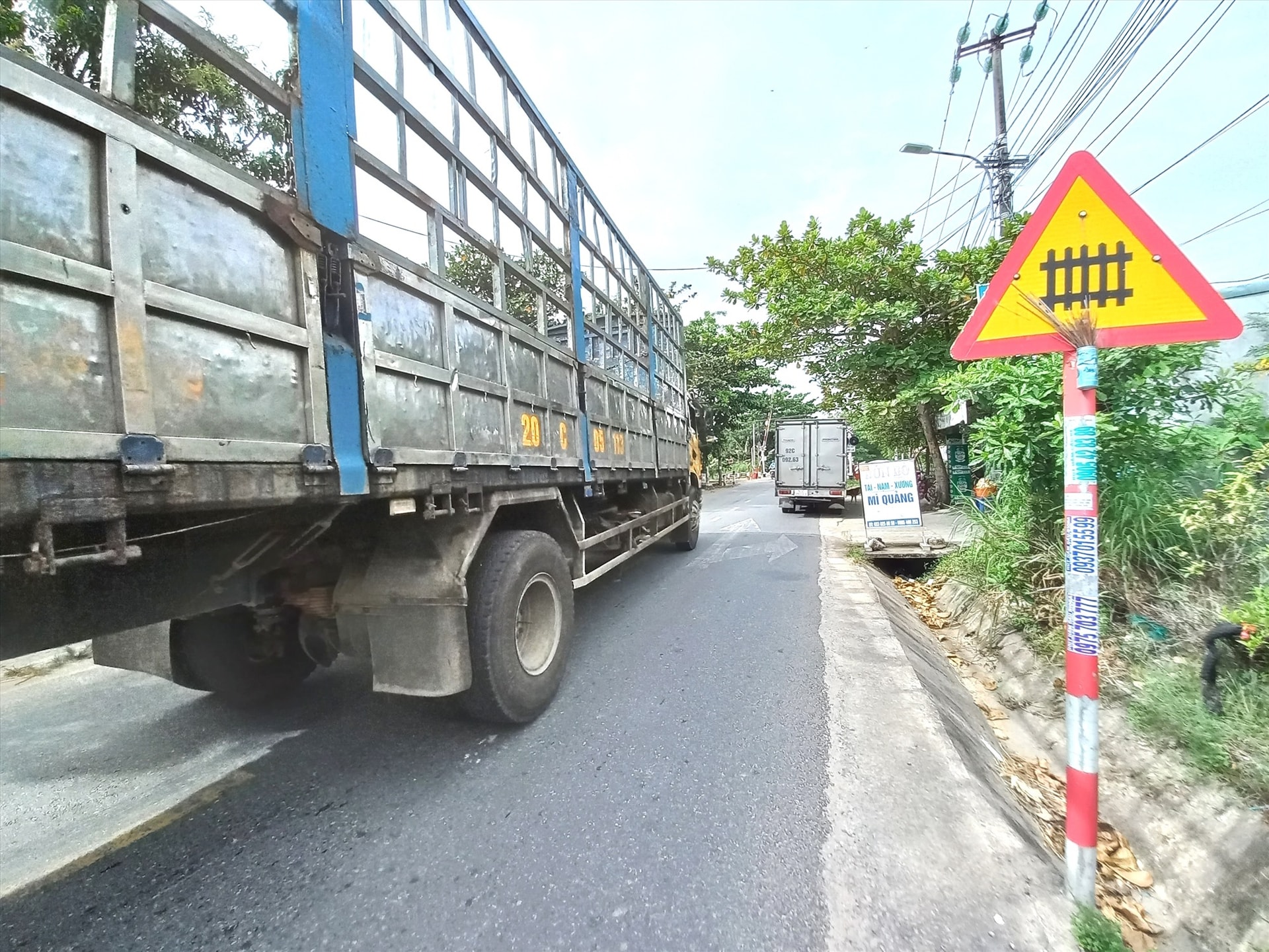 Phương tiện lưu thông trên quốc lộ 14E, đoạn cắt ngang đường sắt rất đông vào giờ cao điểm. Ảnh: C.T