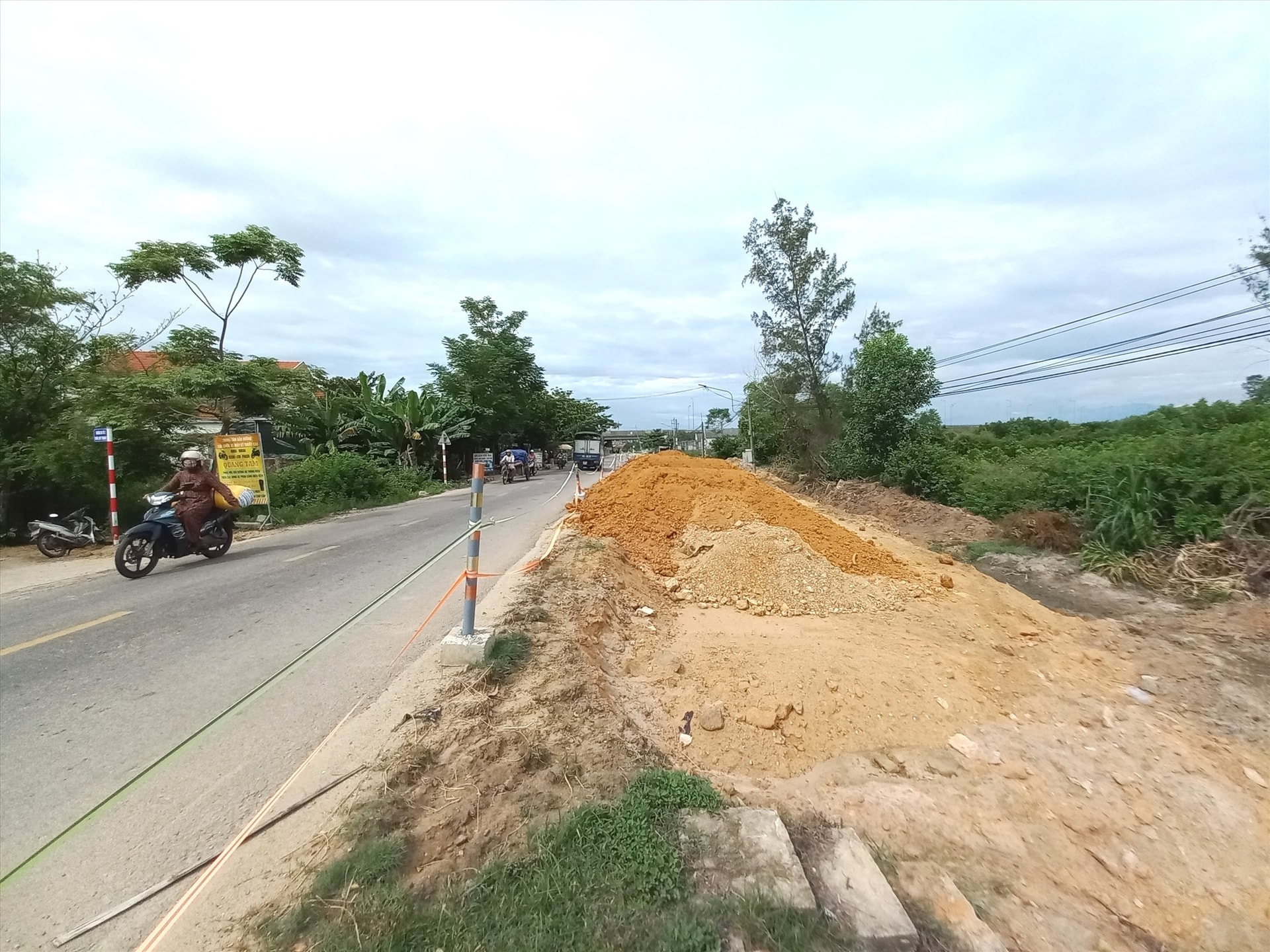 Một vị trí thi công mở rộng gần nút giao vào đường cao tốc Đà Nẵng - Quảng Ngãi. Ảnh: C.T