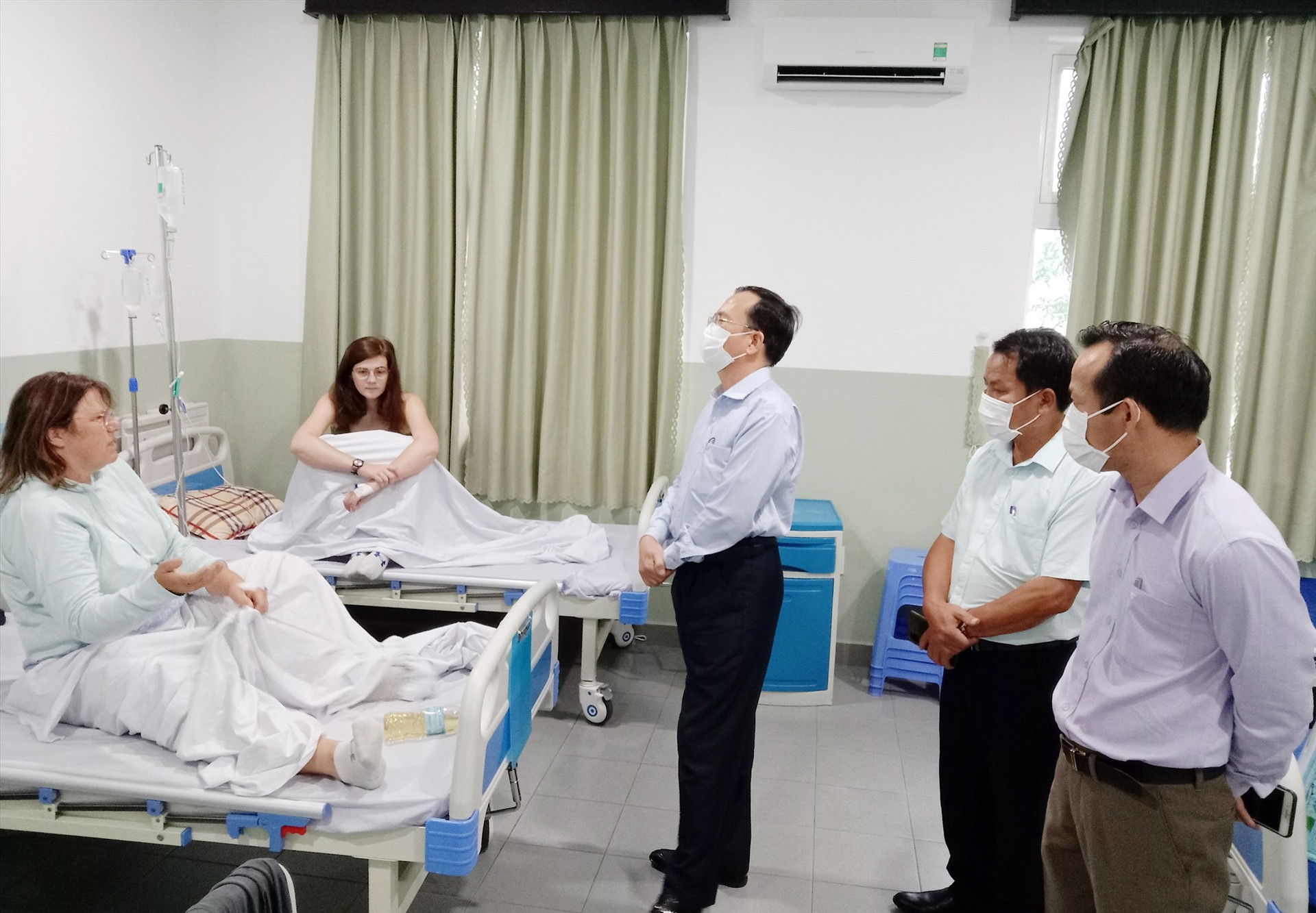 Ông Nguyễn Thanh Hồng thăm hỏi, động viên các du khách trong vụ ngộ độc thực phẩm tại TP.Hội An. Ảnh: PHAN SƠN