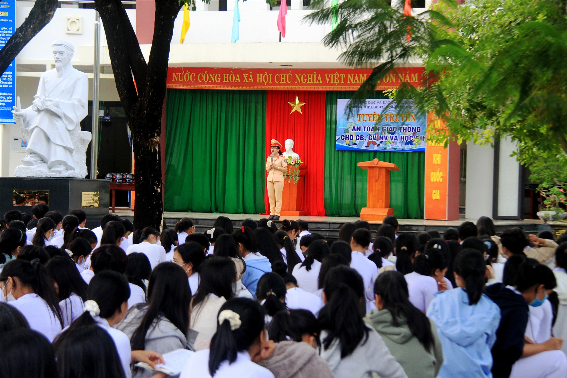 Hơn 800 học sinh trường THPT Nguyễn Bỉnh Khiêm tham dự buổi tuyên truyền. Ảnh: C.Q
