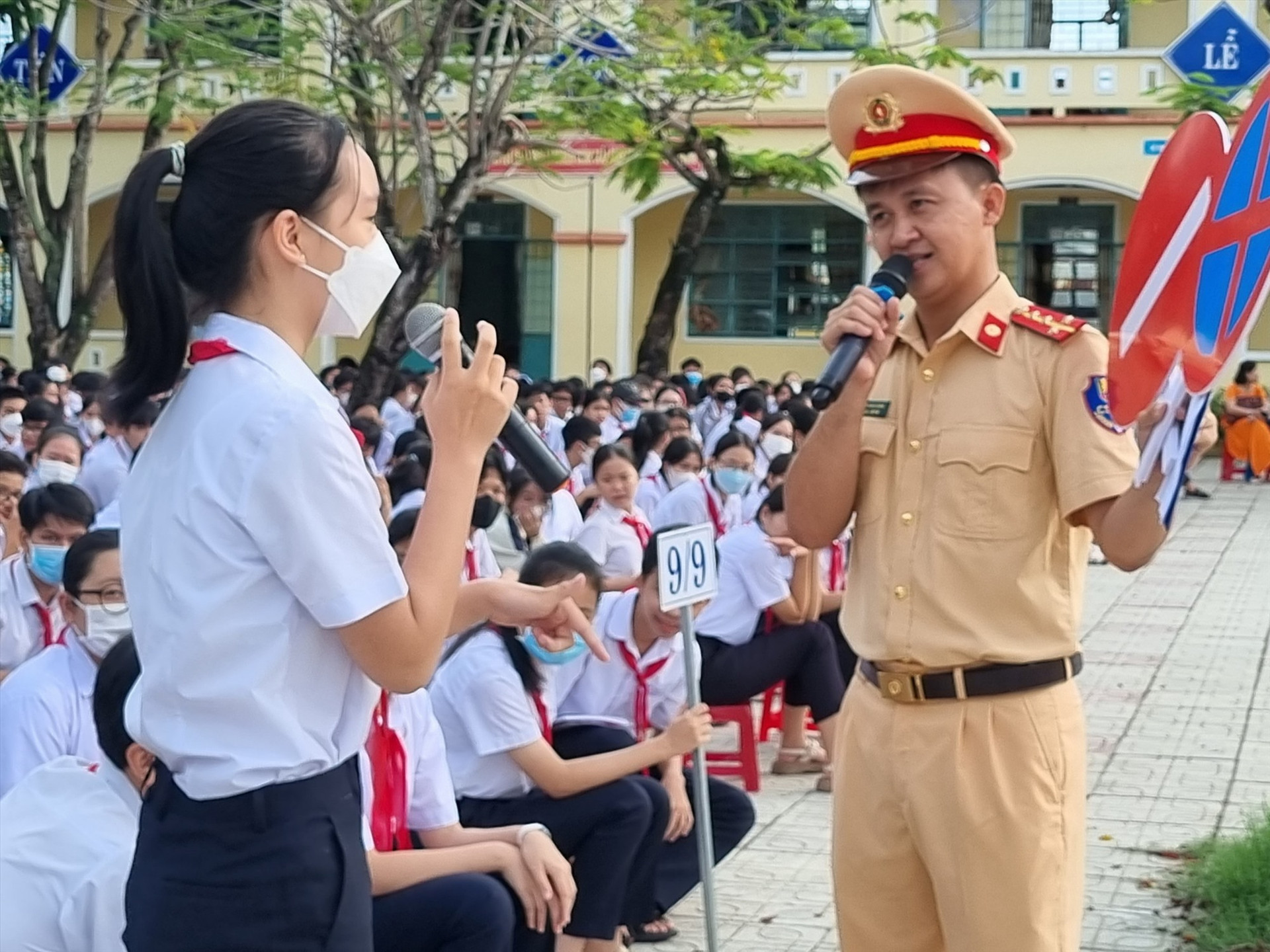 Tại trường THCS Nguyễn Du, cán bộ Phòng CSGT đã tuyên truyền cho hơn 1.000 học sinh của trường về an toàn giao thông. Ảnh: C.N