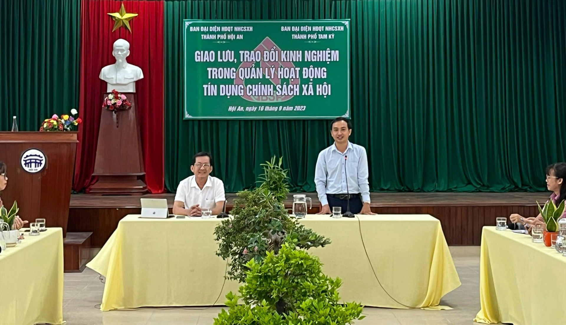 Ông Nguyễn Hồng Lai - Phó Chủ UBND -Trưởng BĐD HĐQT NHCSXH TP. Tam Kỳ phát biểu tại buổi giao lưu