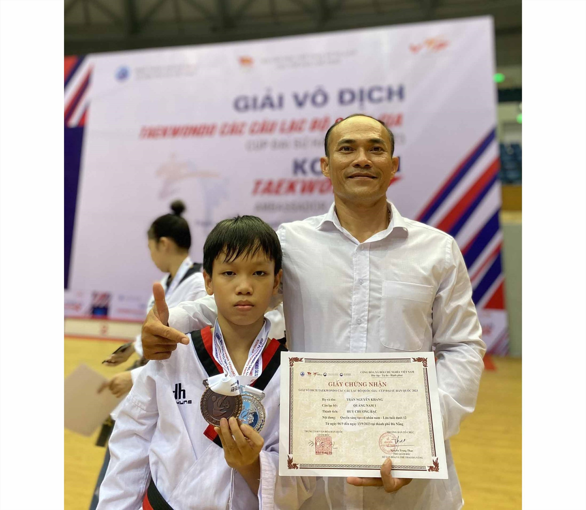 VĐV Trần Nguyên Khang đạt 1 HCB Quyền sáng tạo cá nhân nam U12 và 1 HCĐ đối kháng cá nhân nam U12 hạng cân 31 kg. Ảnh: T.T.D