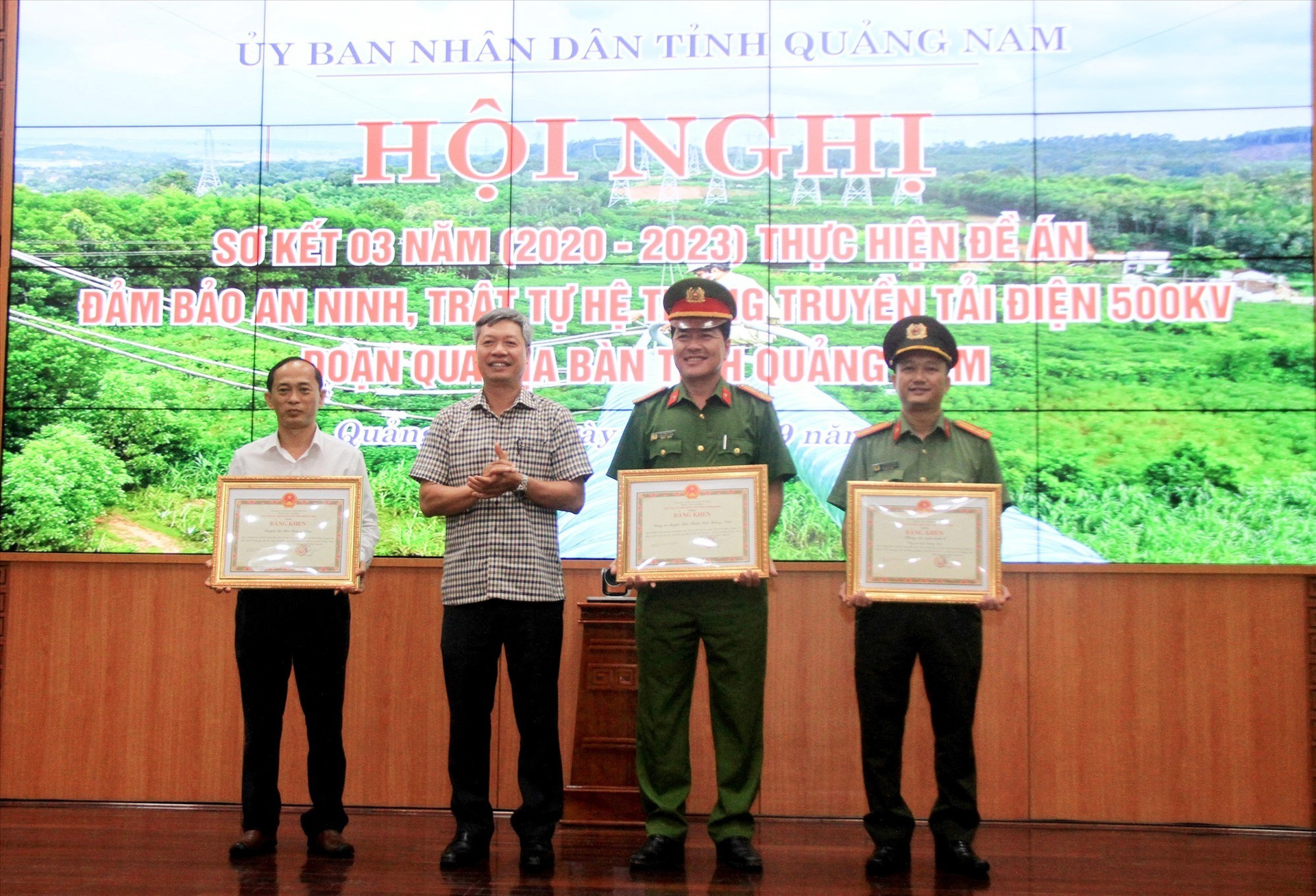 Phó Chủ tịch UBND tỉnh Hồ Quang Bửu trao bằng khen cho 3 tập thể có thành tích xuất sắc qua 3 năm thực hiện đề án. Ảnh: T.C