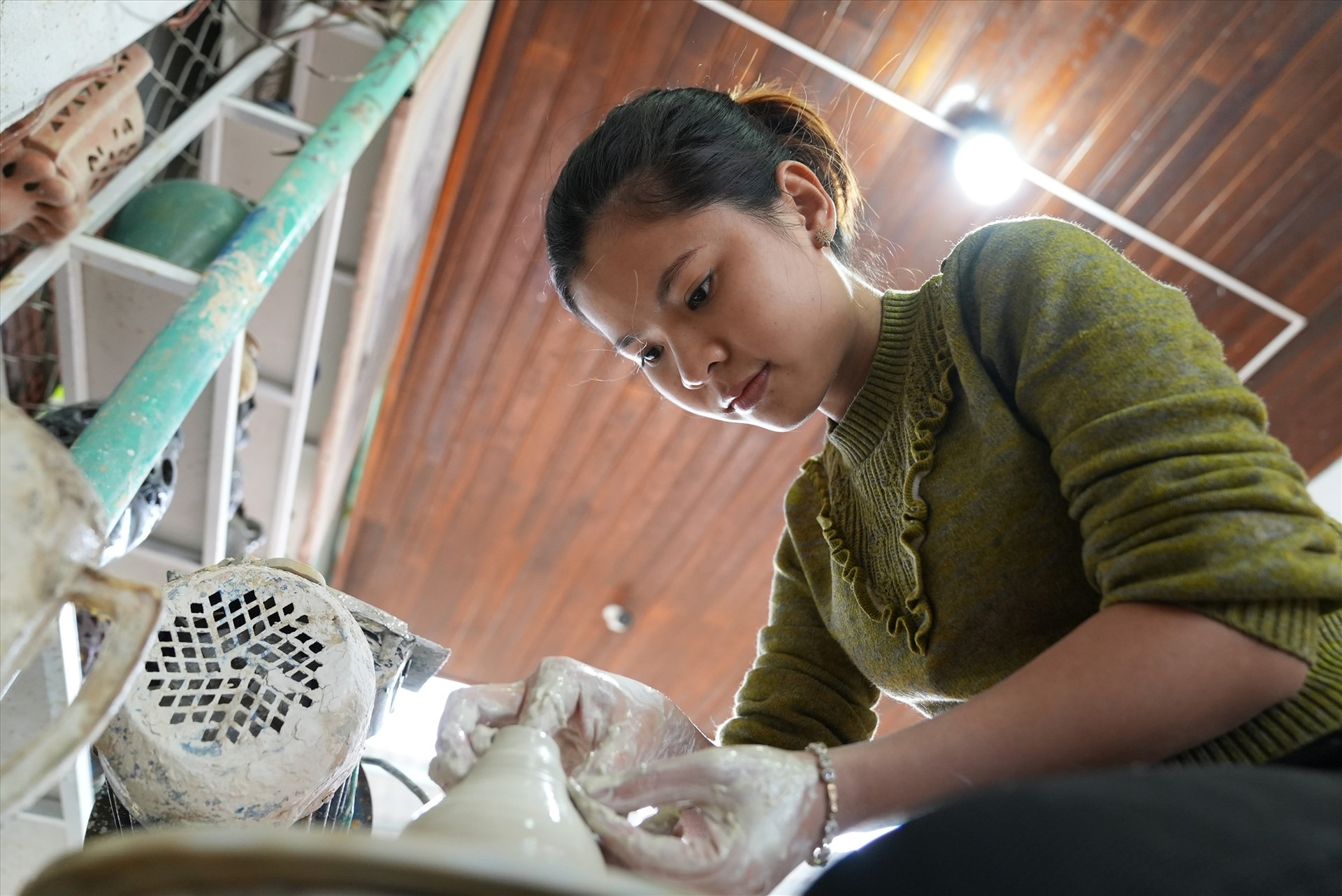 Qua đôi tay khéo léo của người làng Thanh Hà, mỗi sản phẩm gốm được làm ra sẽ trở thành một tác phẩm nghệ thuật độc đáo, duy nhất. Ảnh: Đ.T