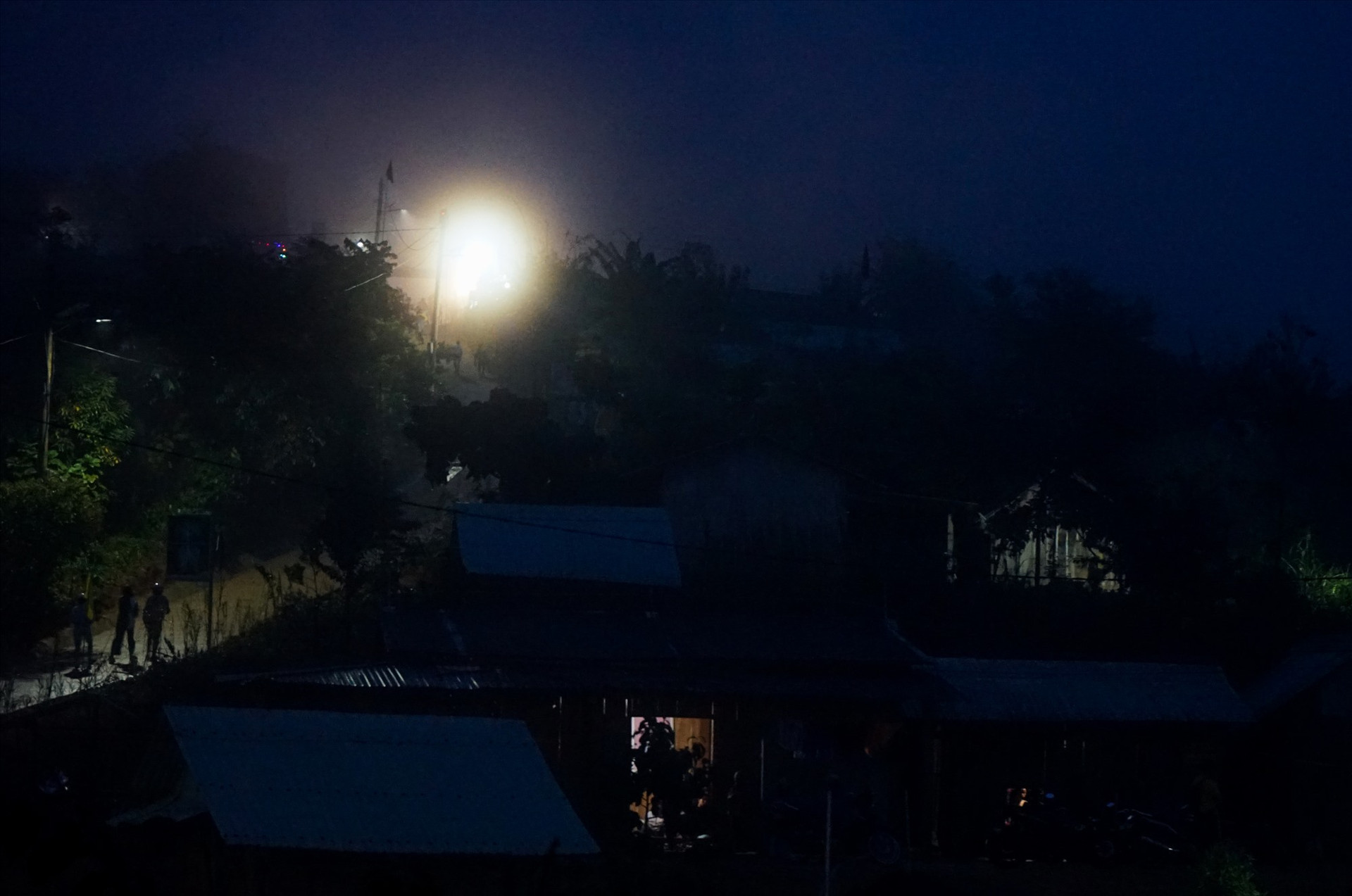 Sương giăng kín lối trên nóc Lâng Loan (xã Trà Cang, Nam Trà My) về đêm. Ảnh: L.M