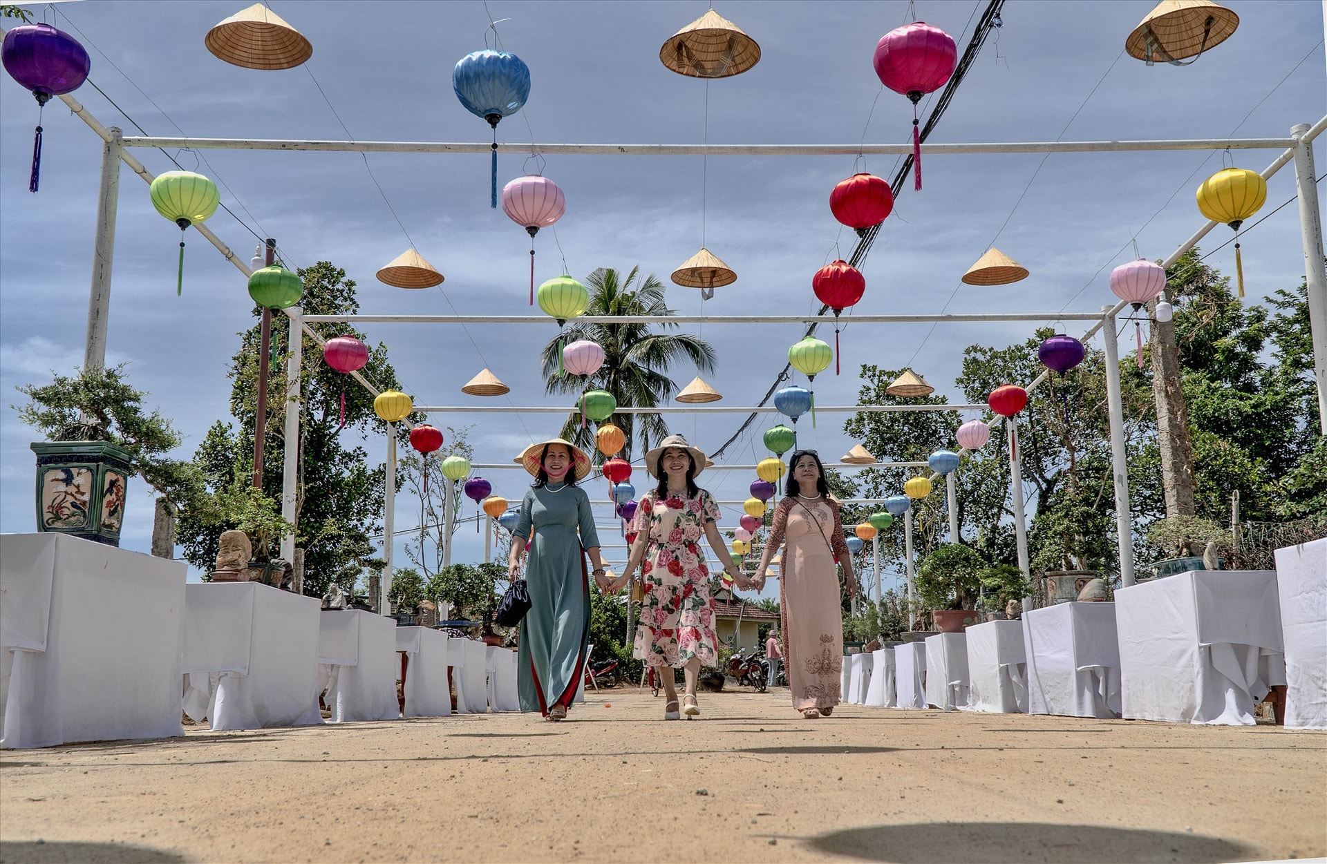 Tham quan triển lãm cây Bon sai, đá cảnh.