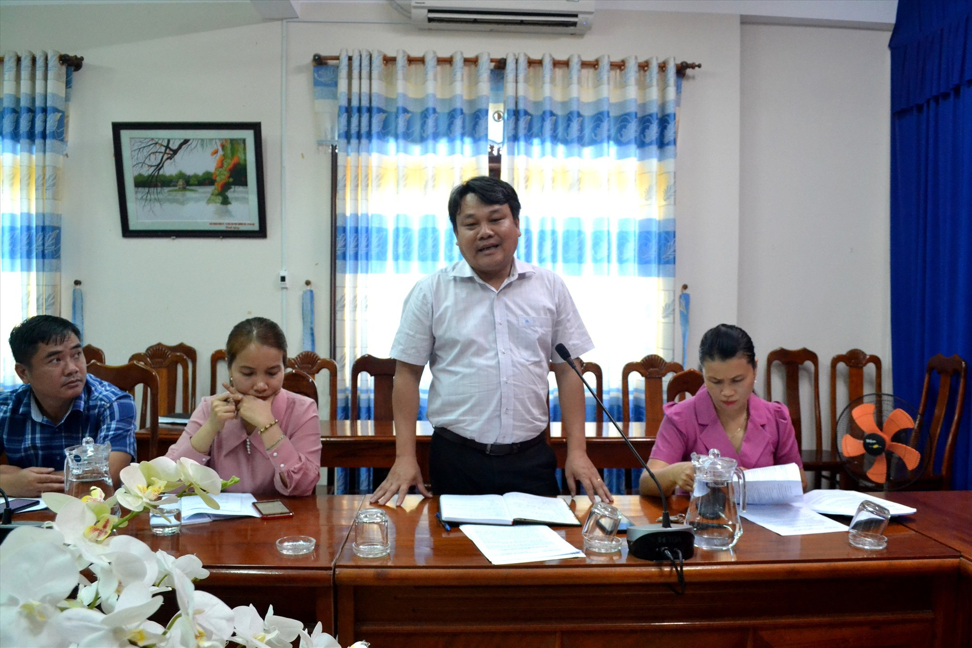 Ông Nguyễn Chí Tùng - Phó Chủ tịch UBND huyện Nông Sơn đề xuất HĐND tỉnh tăng mức hỗ trợ đầu tư khu xử lý chất thải theo Nghị quyết 01. Ảnh: VIỆT NGUYỄN