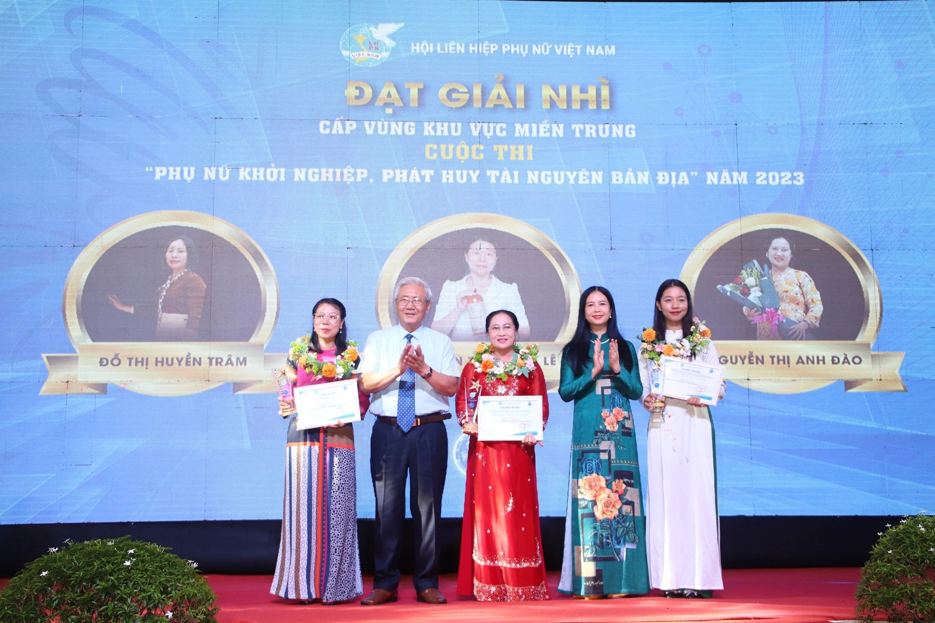 Tác giả Nguyễn Thị Hồng Lê ngoài cùng bên trái nhận giải Nhì cấp vùng miền Trung cuộc thi “Phụ nữ khởi nghiệp, phát huy tài năng bản địa” năm 2023. Ảnh: BTC
