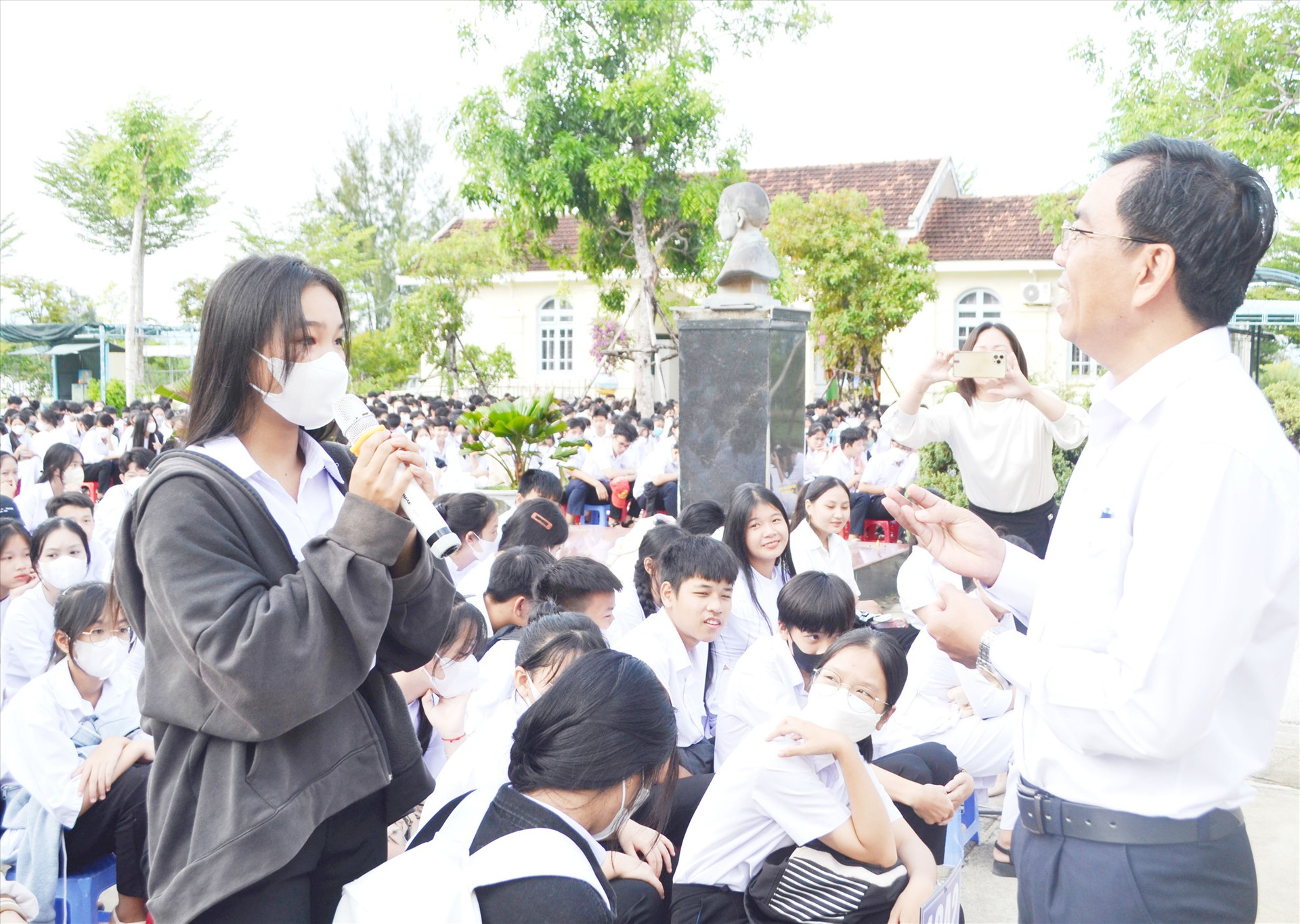 Học sinh Trường THPT Duy Tân nêu suy nghĩ về vấn nạn tai nạn giao thông với lãnh đạo Văn phòng Ban ATGT tỉnh. Ảnh: C.T