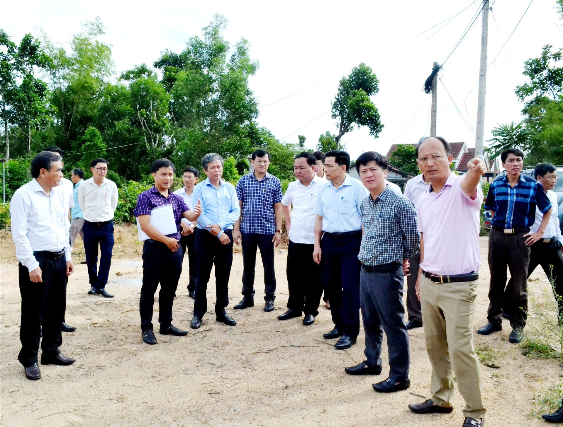 Lãnh đạo tỉnh trao đổi với lãnh đạo huyện Thăng Bình về đầu tư giao thông đi qua địa bàn. Ảnh: VIỆT NGUYỄN