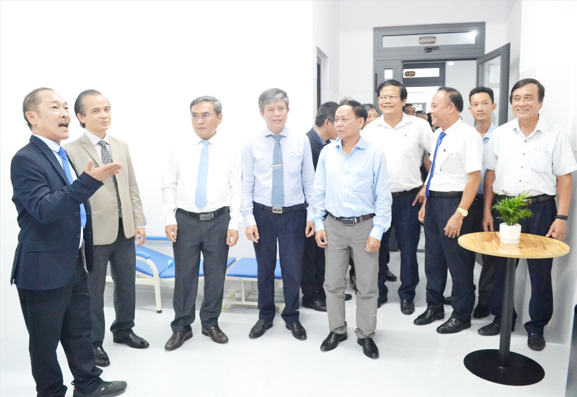 Lãnh đạo Sở Y tế và huyện Thăng Bình tham quan khu điều trị mới của Bệnh viện Đa khoa Thăng Hoa. Ảnh: VIỆT QUANG