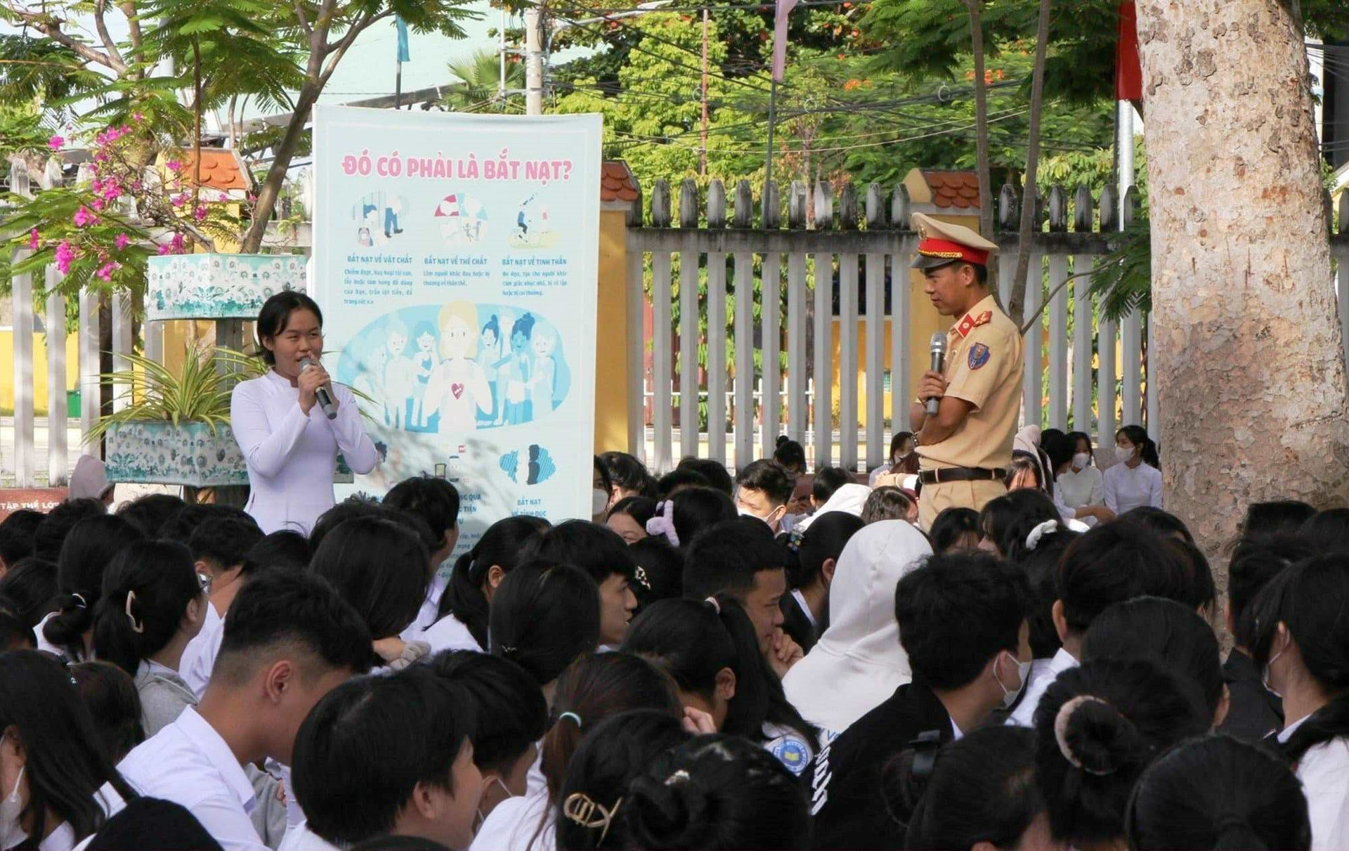 Công an TP.Hội An tổ chức giao lưu, tuyên truyền về TTATGT với học sinh trường THPT Nguyễn Trãi.