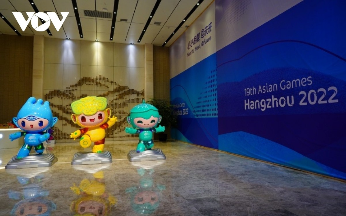 Khu vực sảnh lớn của tòa nhà nơi Ban Tổ chức Asian Games và Asian Para Games Hàng Châu 2022 tọa lạc có khẩu hiệu và linh vật của sự kiện thể thao này. (Ảnh: VOV)