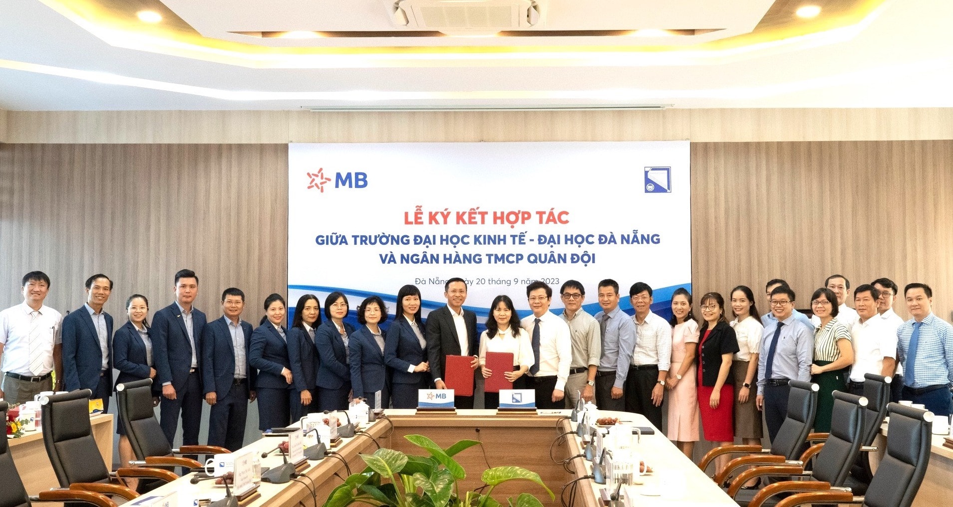 Lãnh đạo Trường ĐH Kinh tế -ĐHĐN và lãnh đạo MB ký hợp tác toàn diện. Ảnh QL