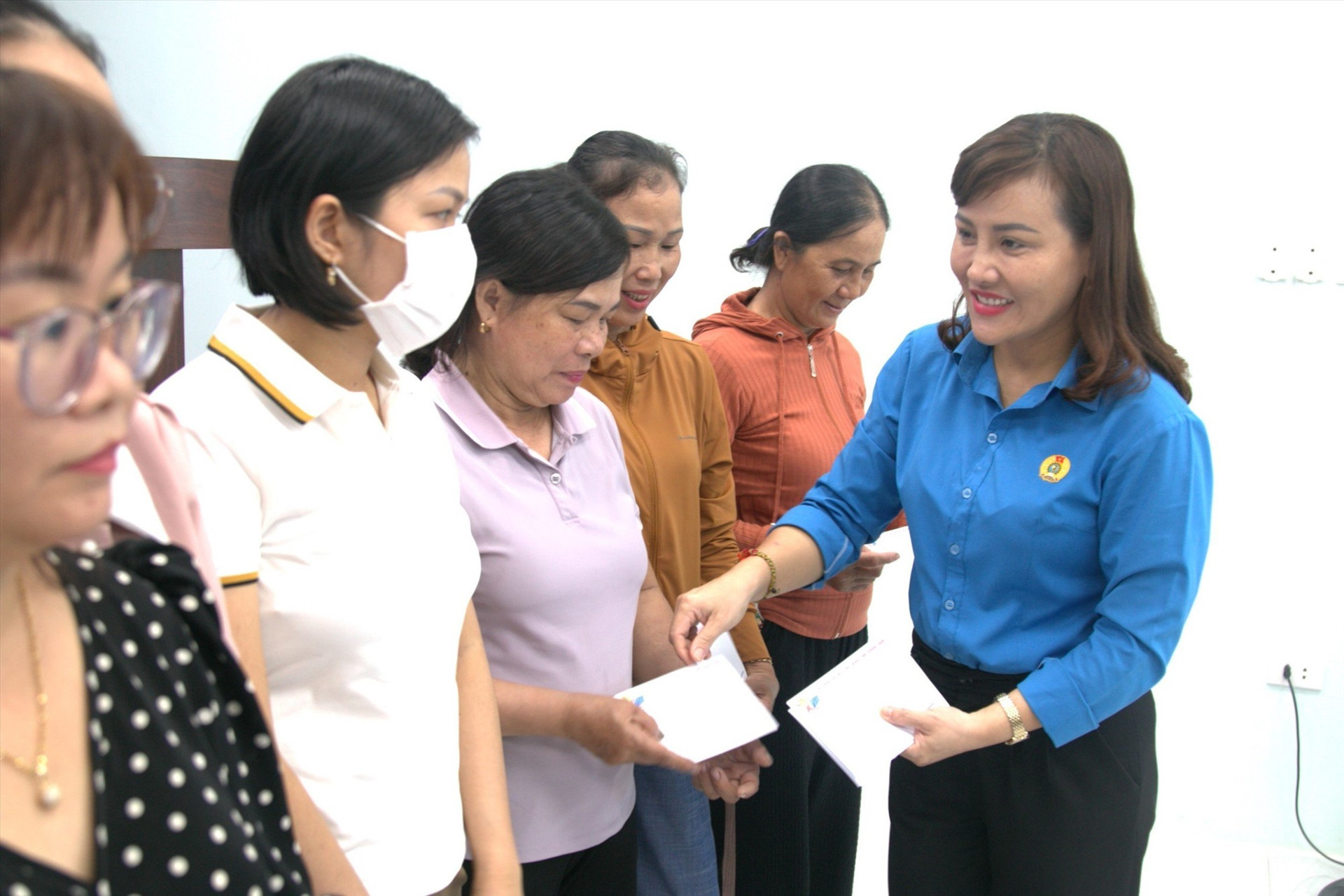 Phó Chủ tịch LĐLĐ tỉnh Nguyễn Thị Ngọc Ánh trao quà cho công nhân lao động khó khăn. Ảnh: D.L