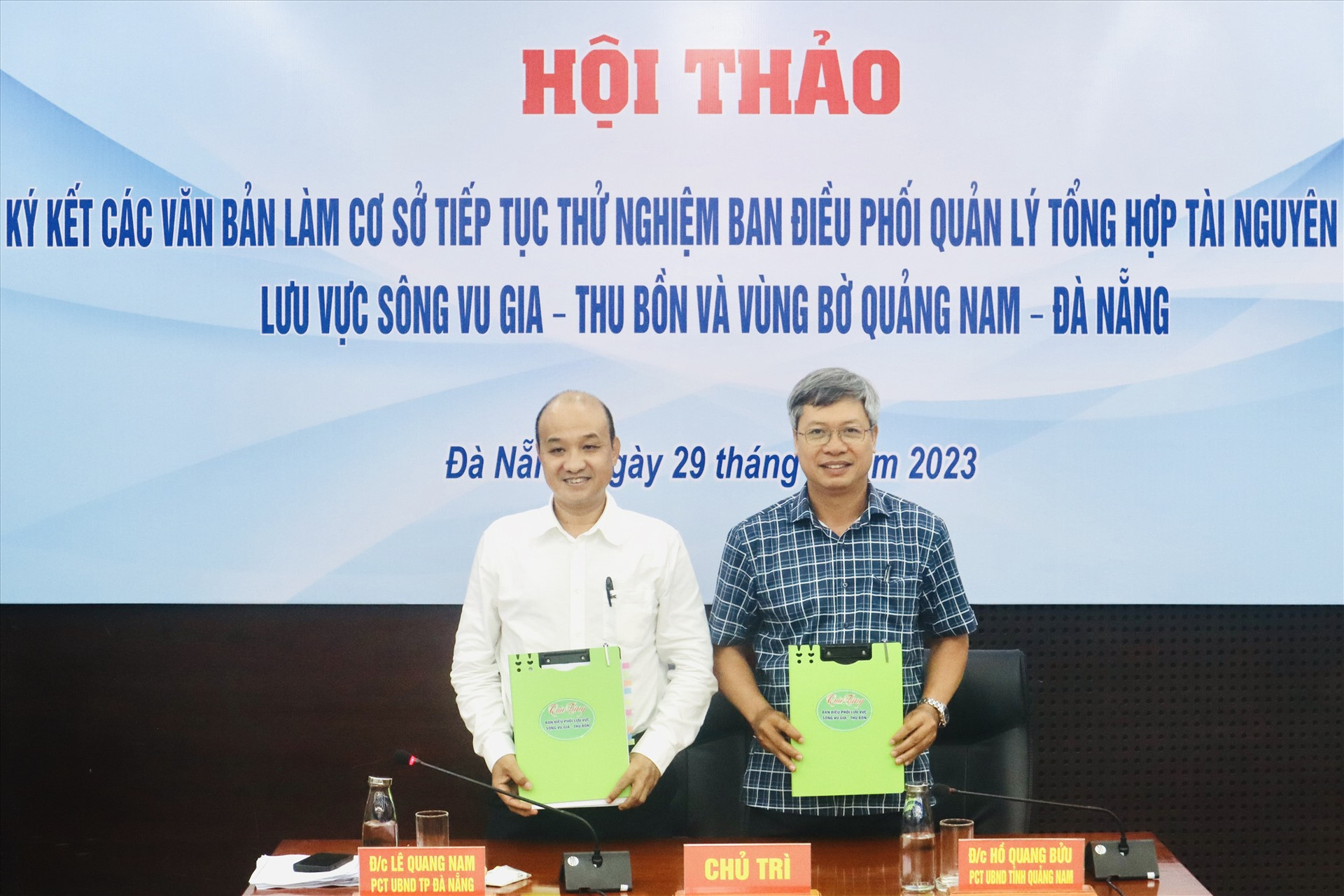 Lãnh đạo UBND tỉnh Quảng Nam và TP.Đà Nẵng ký kết thỏa thuận hợp tác quản lý tổng hợp lưu vực sông VG - TB và vùng bờ Quảng Nam - Đà Nẵng. Ảnh: Q.T