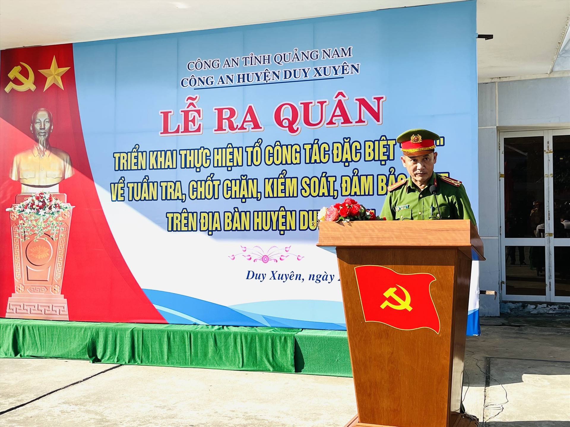 Thượng tá Phạm Minh Quang – Trưởng Công an huyện Duy Xuyên phát biểu tại lễ ra quân.  Ảnh: T.L