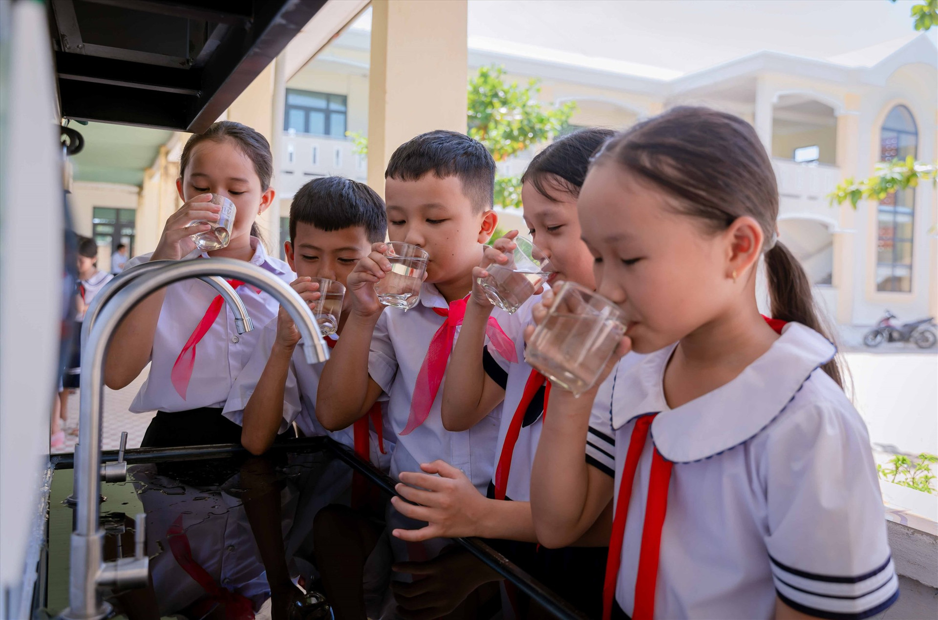 Hệ thống xử lý nước uống đã giúp hàng nghìn học sinh, giao viên một số trường trên địa bàn tỉnh được sử dụng nước sạch an toàn.