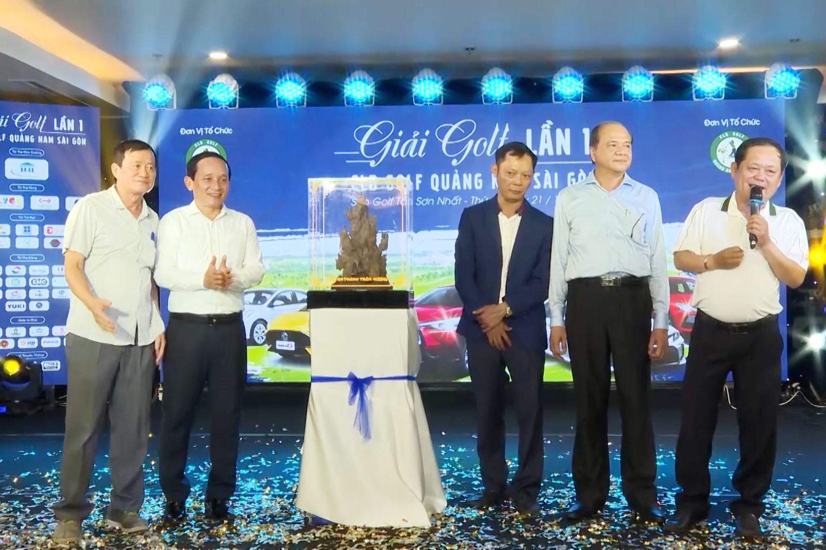 Chương trình đấu giá vật phẩm trầm hương gây quỹ ươm mầm của Giải Golf CLB Golf Quảng Nam Sài Gòn. Ảnh: PHAN VINH