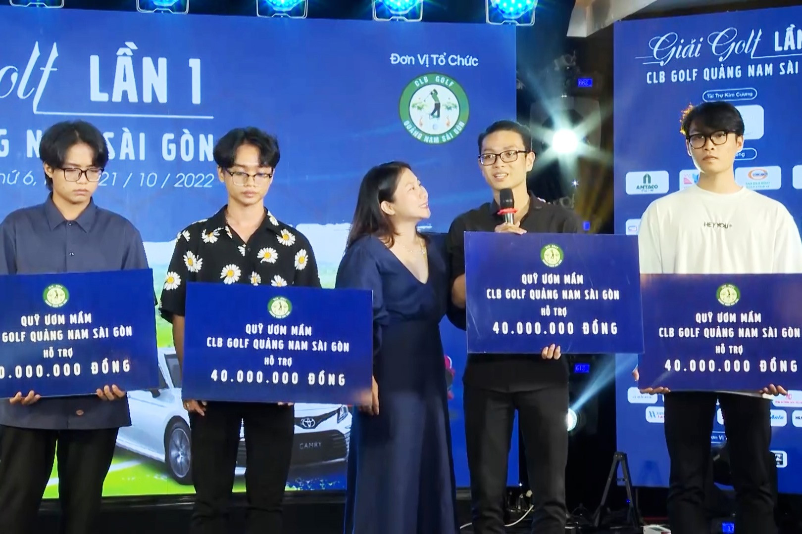 Bốn sinh viên được nhận học bổng từ Giải Golf CLB Golf Quảng Nam Sài Gòn được tổ chức lần thứ I. Ảnh: PHAN VINH