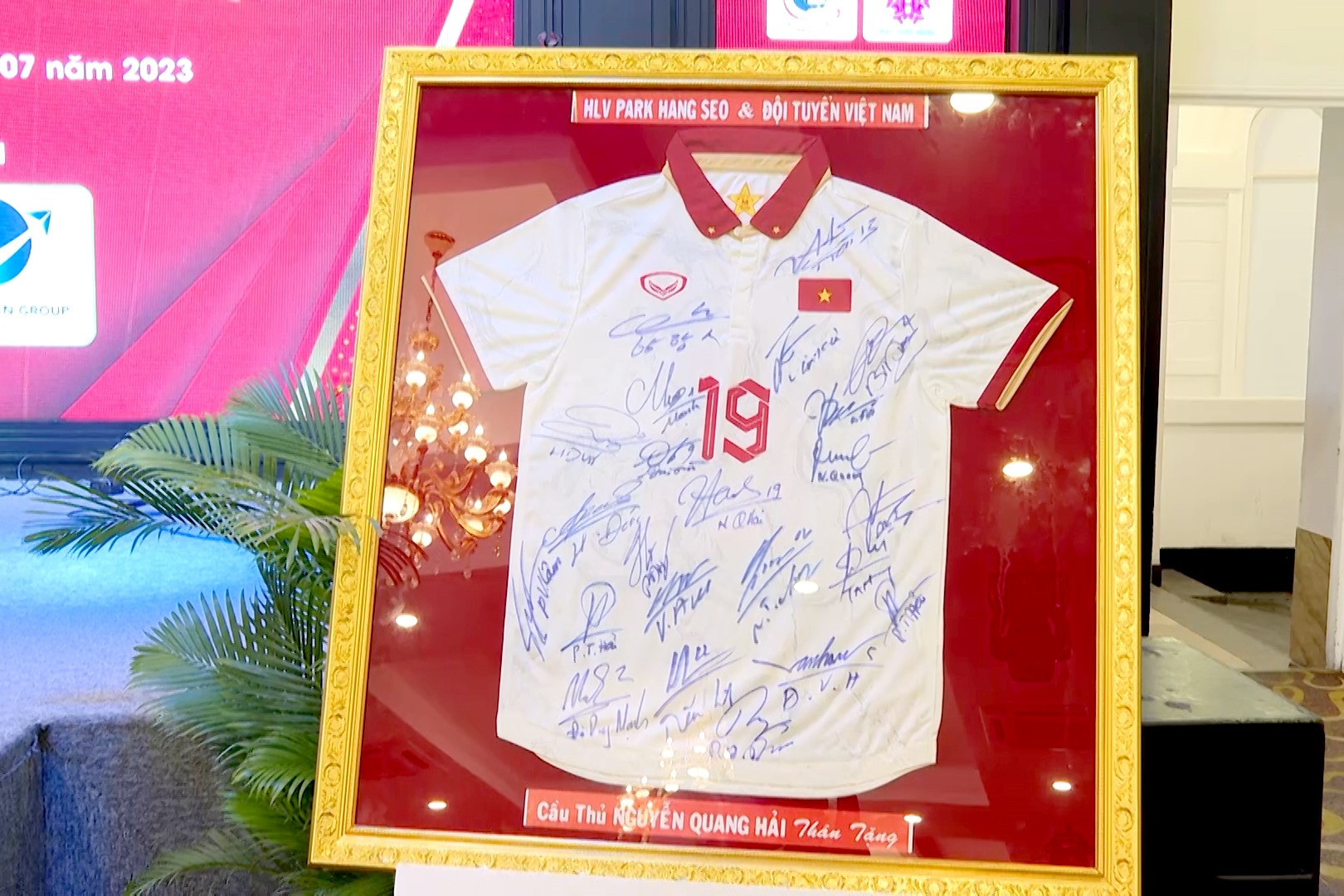 Chiếc áo thun số 19 do tuyển thủ bóng đá quốc gia Nguyễn Quang Hải. Ảnh: PHAN VINH