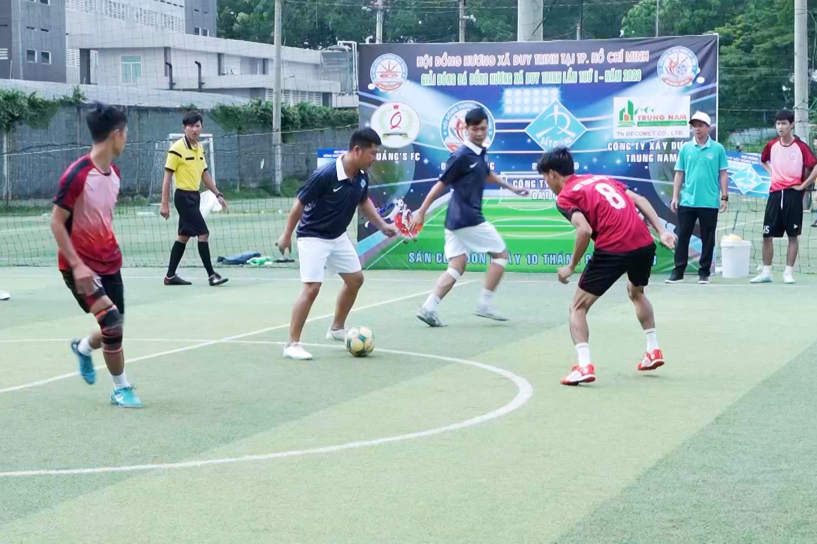 Trận bóng sôi nổi của Giải bóng đá đồng hương Duy Trinh tại TP.Hồ Chí Minh. Ảnh: PHAN VINH