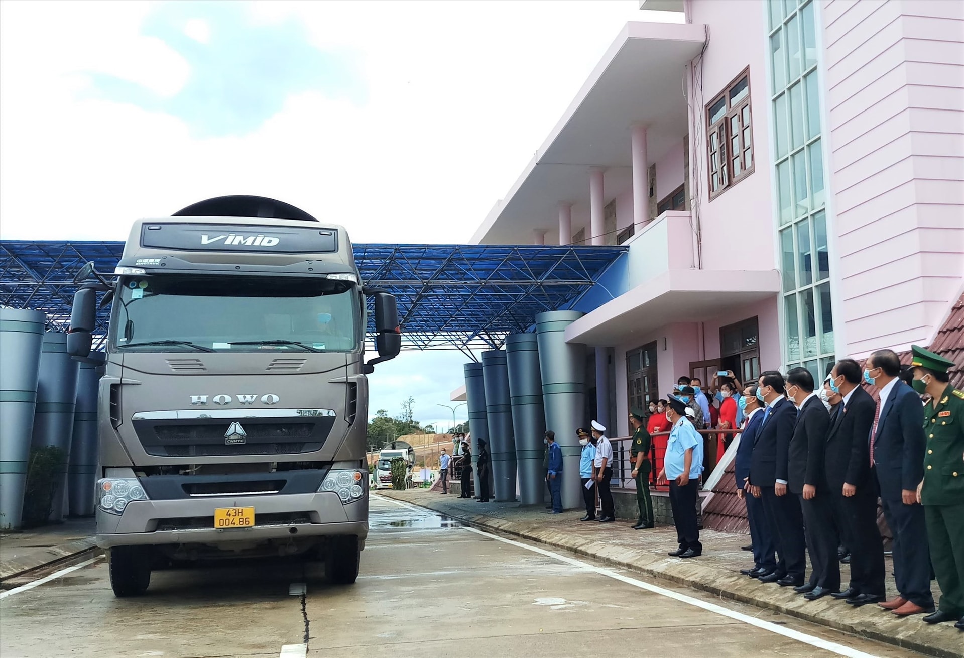 Customs clearance through the Nam Giang - Dac Ta Ooc international border gate