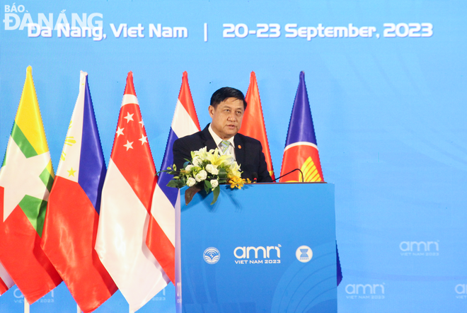 Phó Tổng thư ký ASEAN Ekkaphab Phanthavong phát biểu tại hội nghị. Ảnh: M.Q