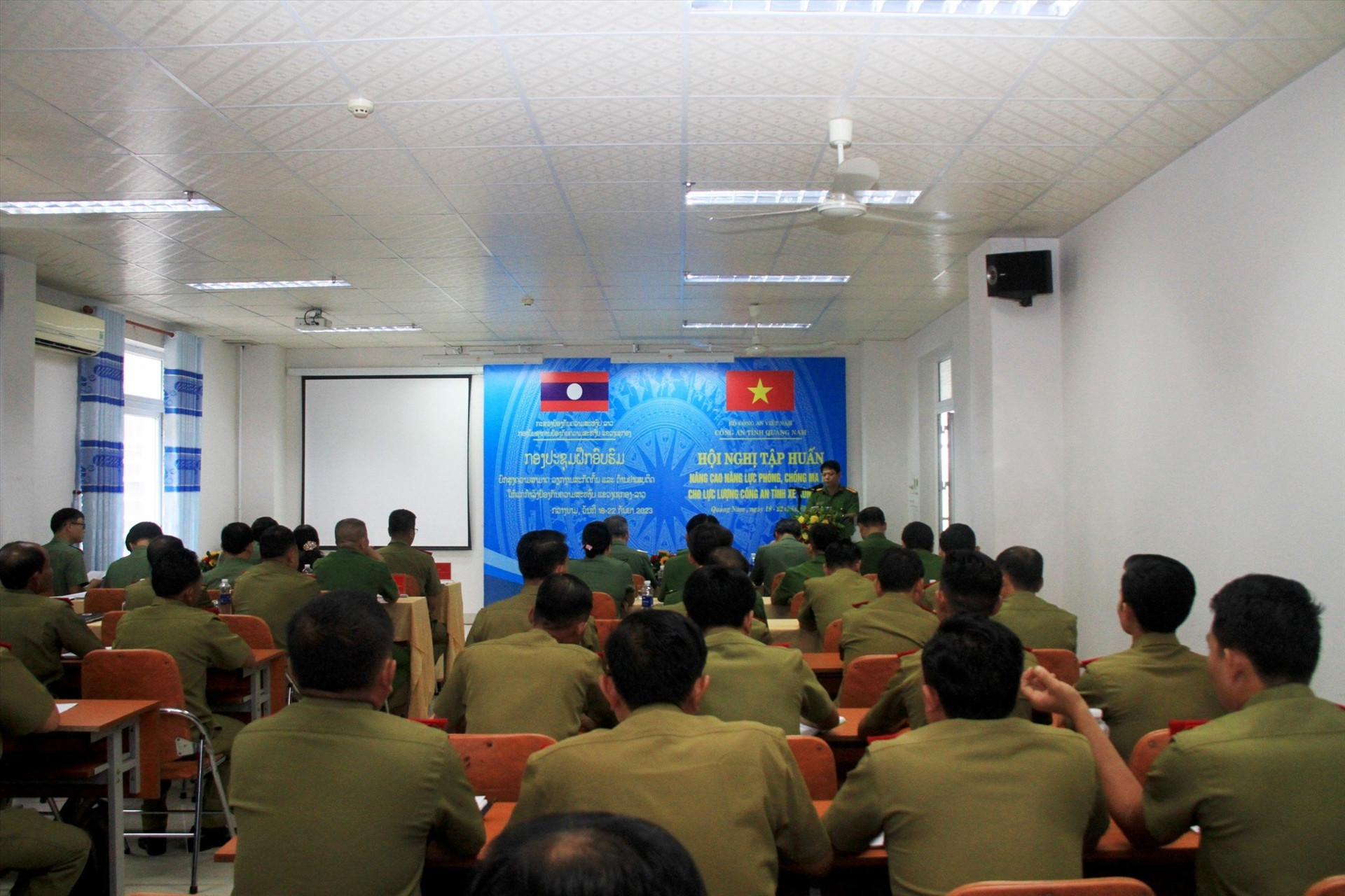 Khoảng 50 cán bộ chiến sĩ Công an tỉnh Sê Kông được tham gia tập huấn nhiều nội dung về phòng chống ma túy.