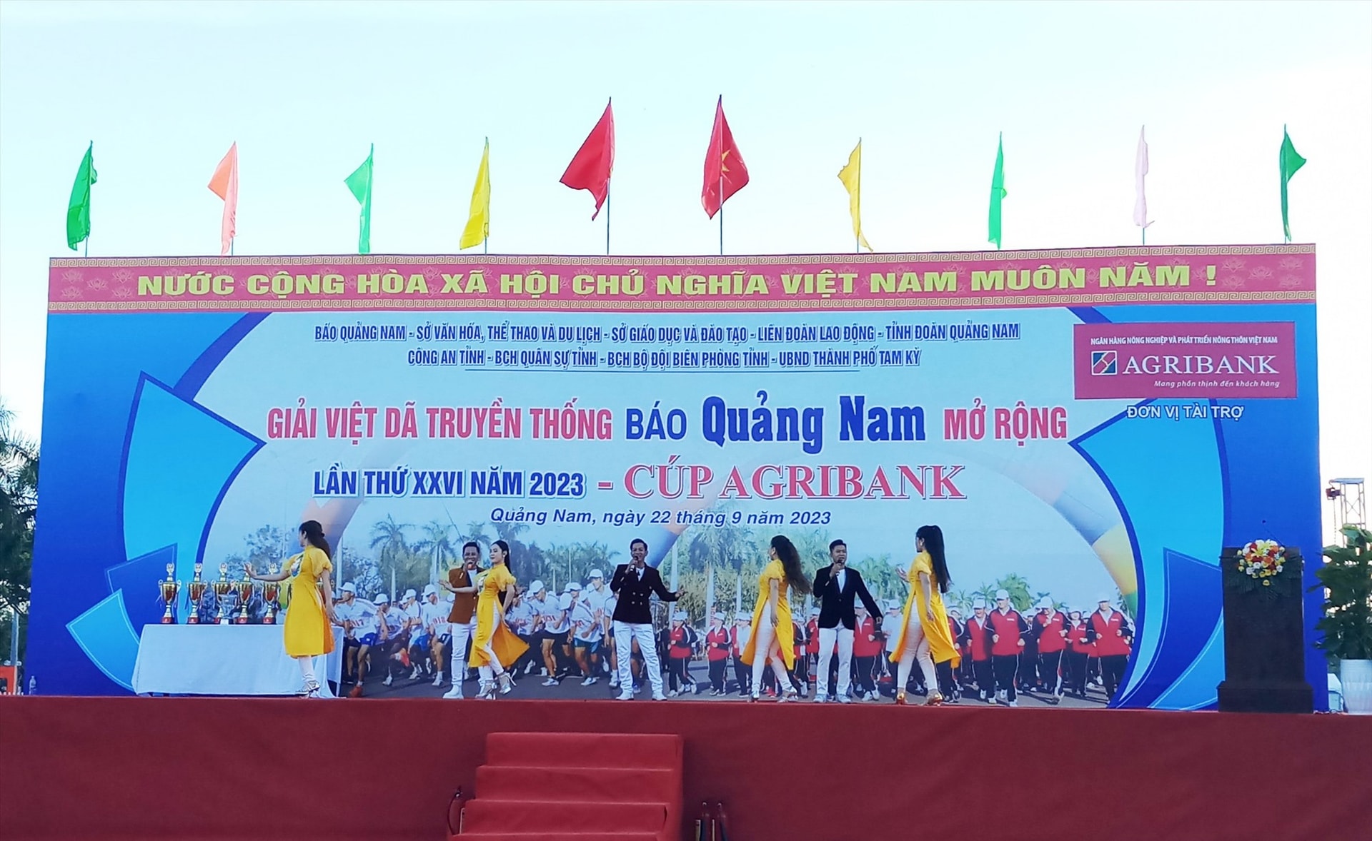 Văn nghệ chào mừng khai mạc giải.