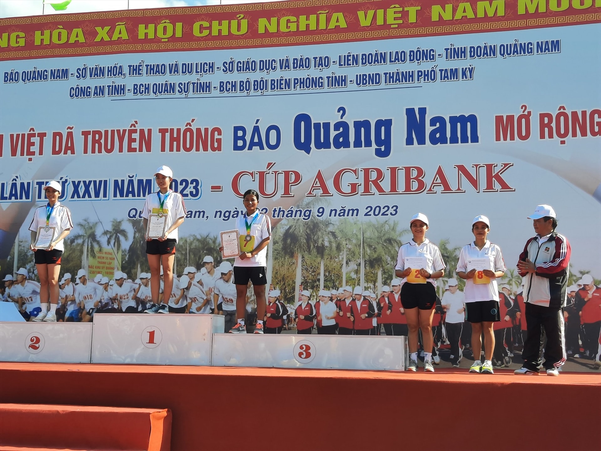 Trao giải nội dung 1.500m nữ khối Phòng GD-ĐT, học sinh - sinh viên và lực lượng vũ trang.