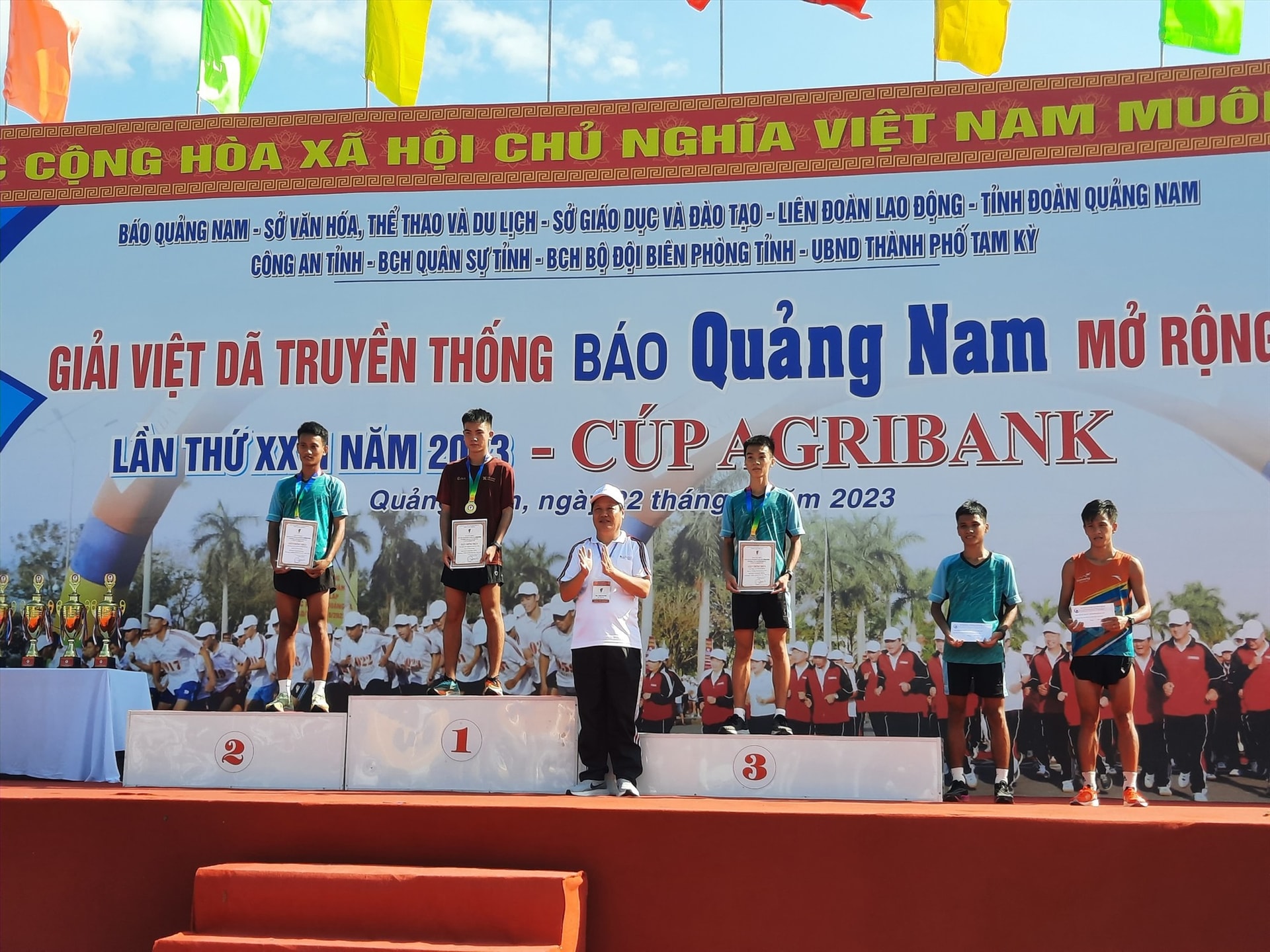 Trao huy chương nội dung 10.000m nam khối tỉnh, thành phố.