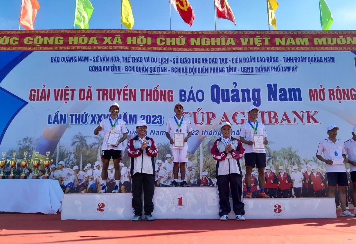 Trao thưởng nội dung 3.000m nam phong trào.