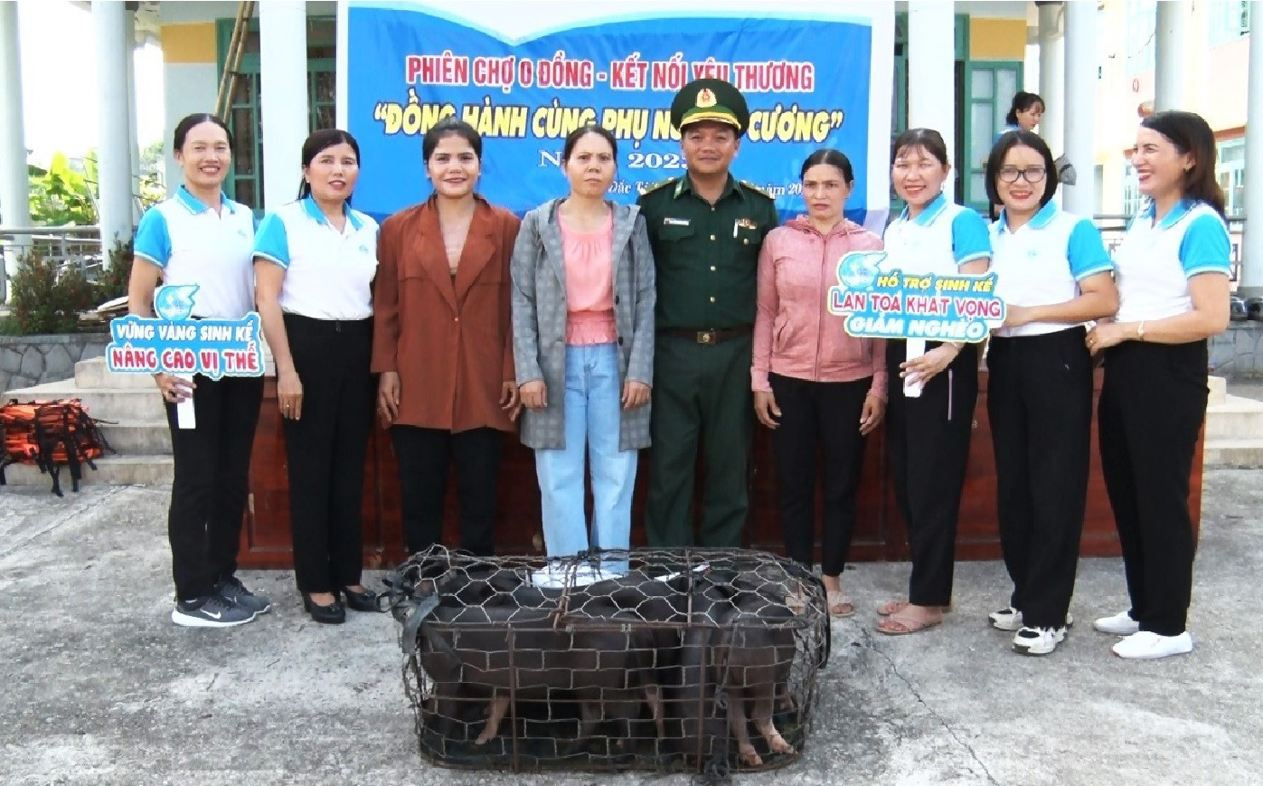 Lãnh đạo Hội LHPN huyện Phú Ninh trao phương tiện sinh kế 06 con heo giống cho 3 HVPN nghèo phát triển mô hình kinh tế gia đình.