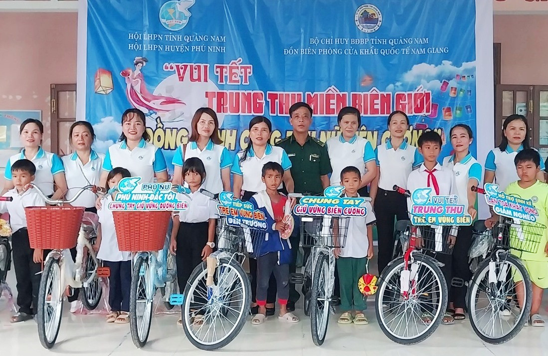 Lãnh đạo Hội LHPN huyện Phú Ninh trao tặng 10 xe đạp cho trẻ em có hoàn cảnh đặc biệt khó khăn.