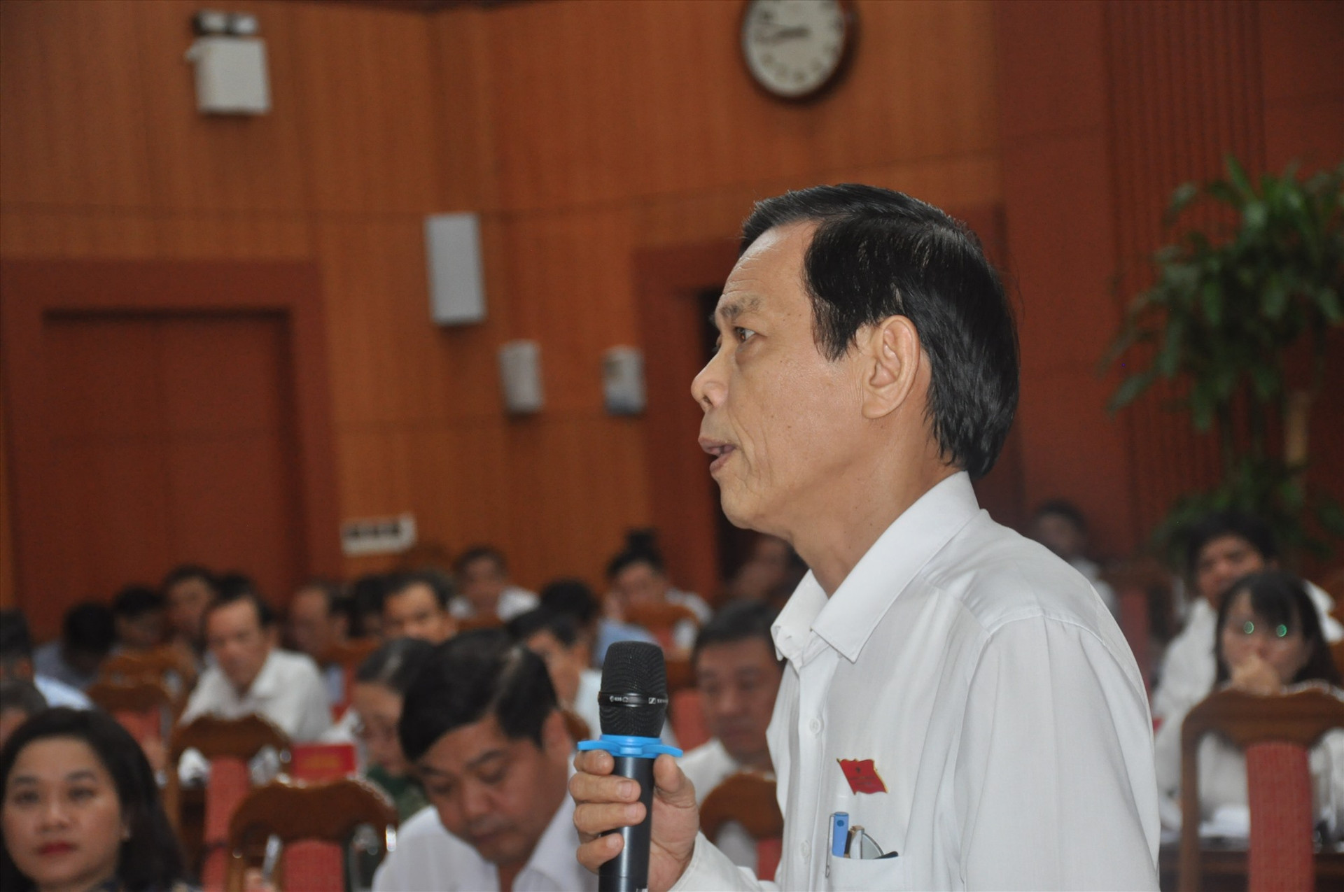Đại biểu HĐND tỉnh Nguyễn Chín phát biểu thảo luận chung tại hội trường. Ảnh: N.Đ