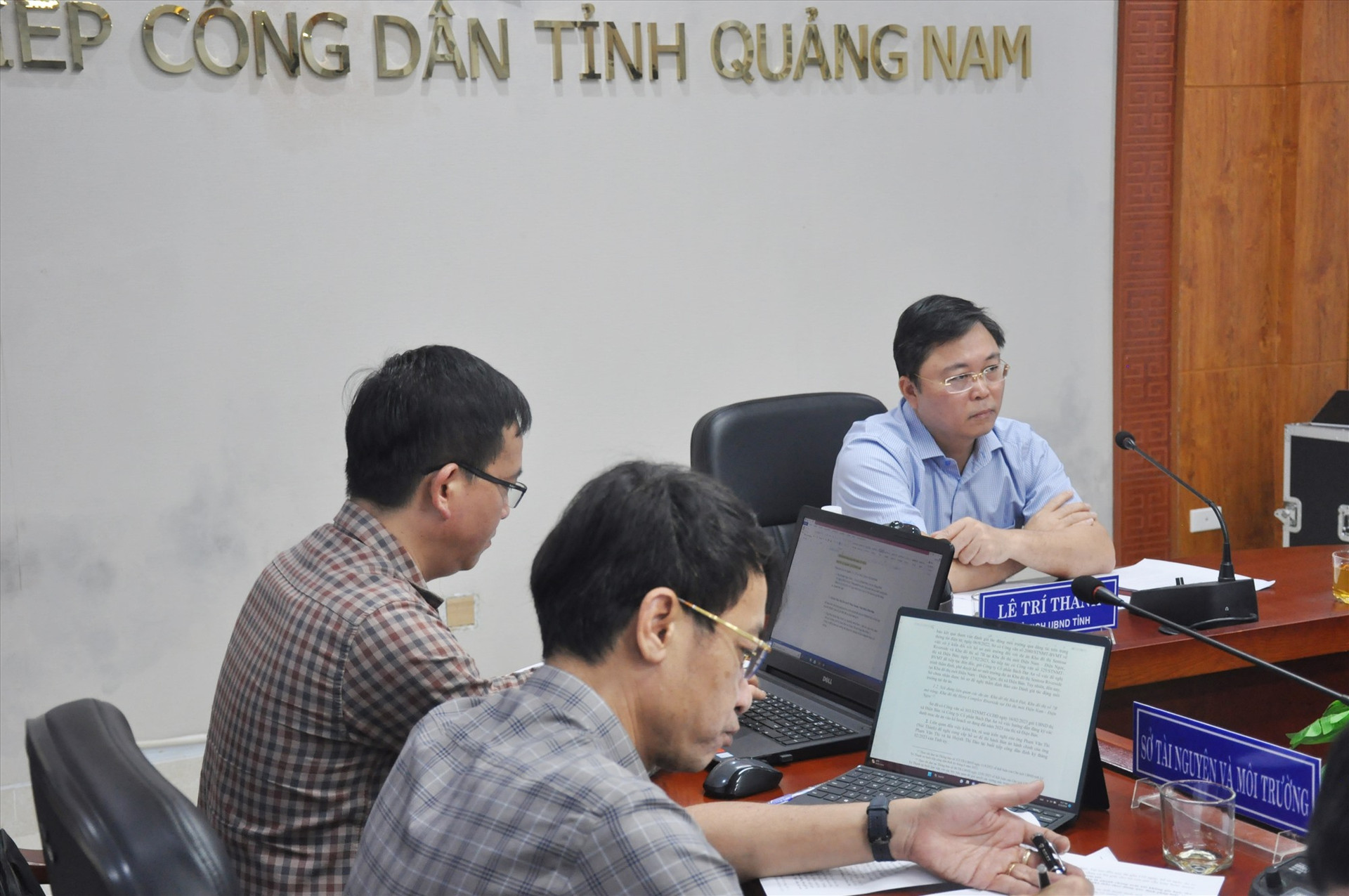 Chủ tịch UBND tỉnh Lê Trí Thanh tiếp người mua đất nền các dự án của Công ty CP Bách Đạt An tại buổi tiếp dân định kỳ. Ảnh: P.V