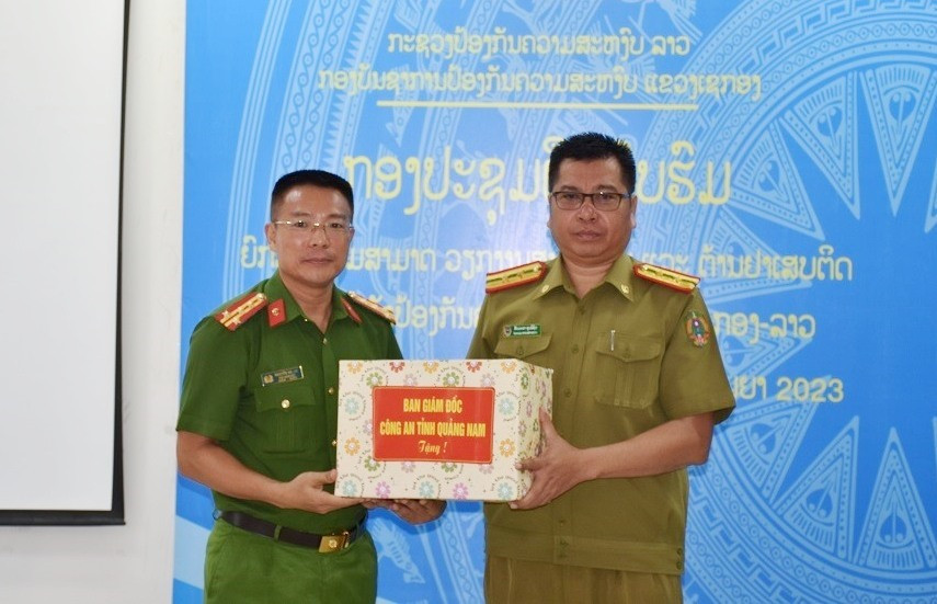 Đại tá Nguyễn Hà Lai, Phó Giám đốc Công an tinh Quảng Nam tặng quà cho lãnh đạo Công an tỉnh Sê Kông
