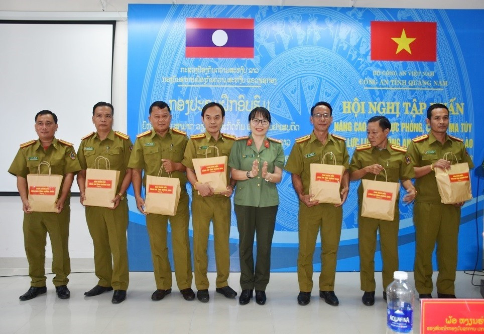 Đại tá Võ Thị Trinh, Phó Giám đốc Công an tỉnh Quảng Nam tặng quà cho CBCS Công an tỉnh Sê Kông.